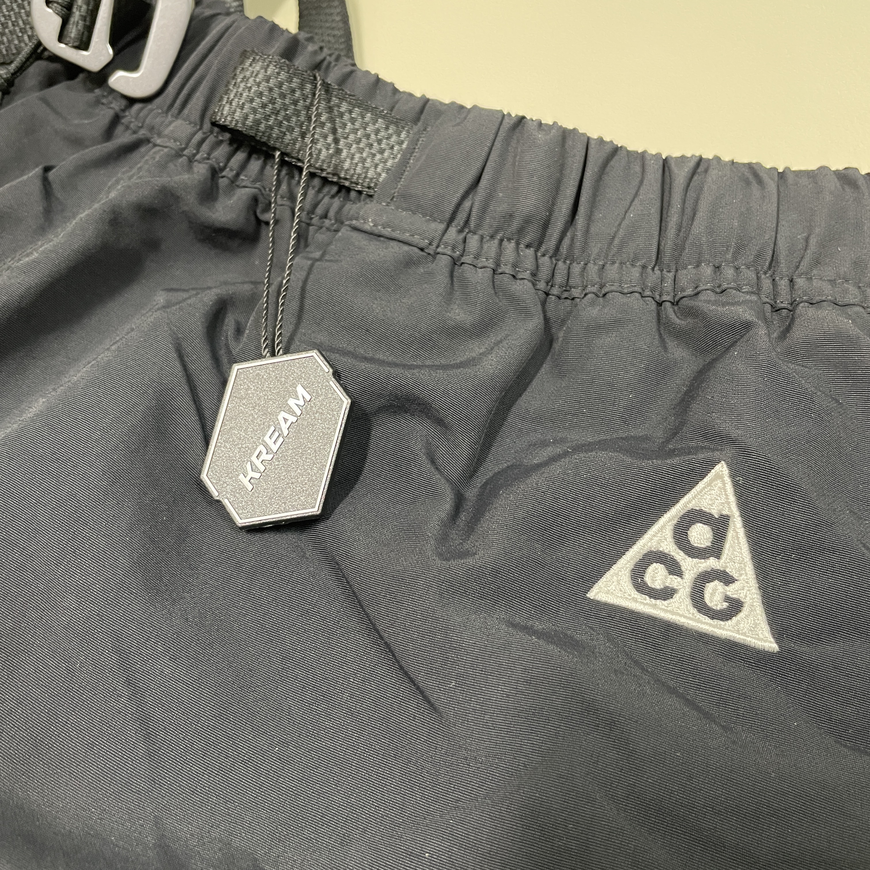 Nike NRG ACG Trail Shorts Black Dark Smoke Grey - Asia 착용 스타일 - 2