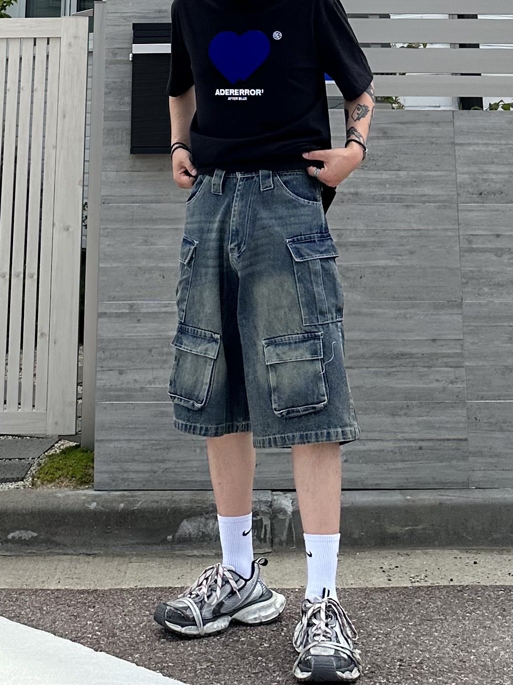 Balenciaga 3XL Sneakers Grey White Red, Ader Error Twin Heart Logo T-Shirt Noir 착용 스타일 - 3