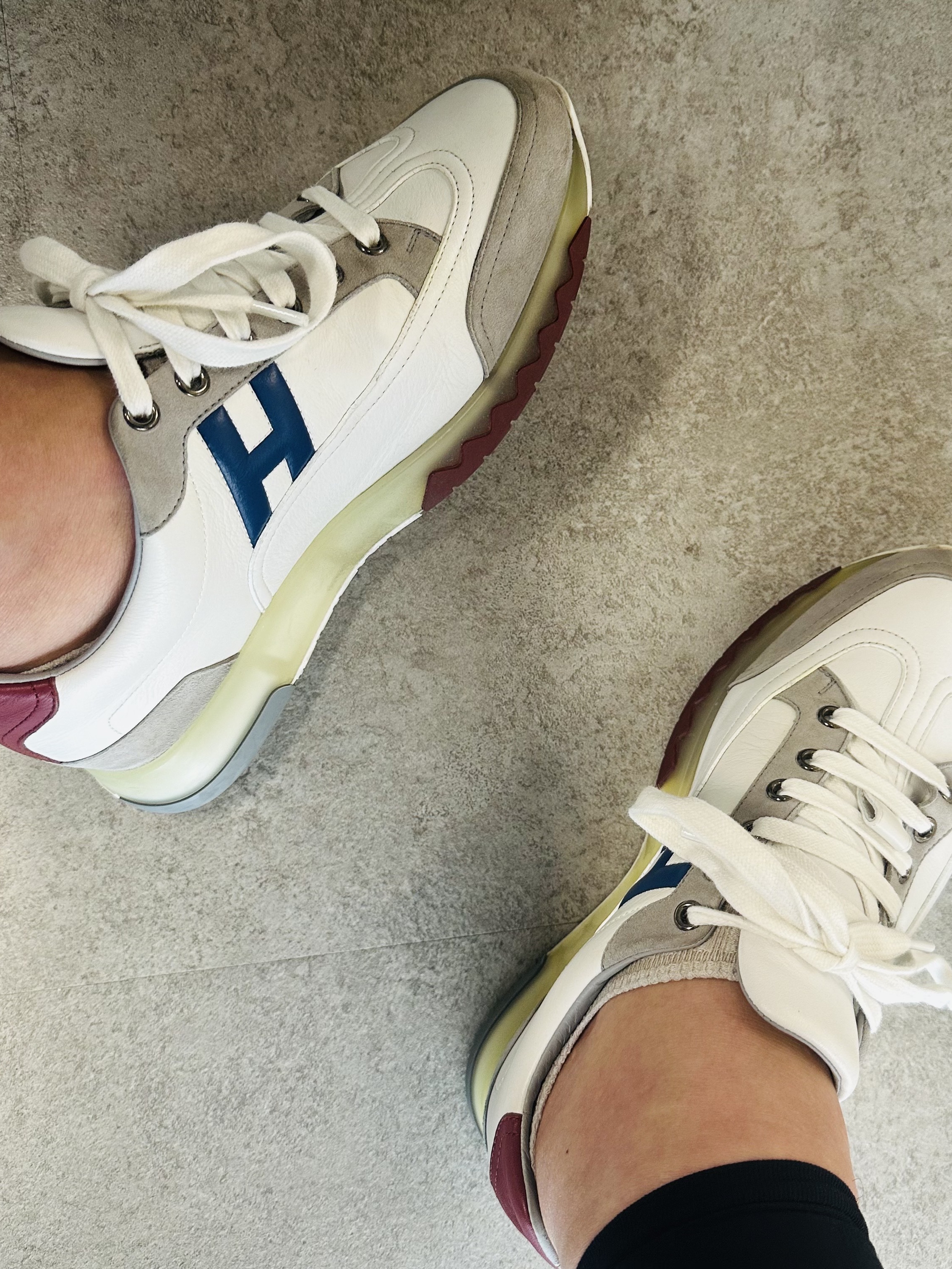 Hermes Trail Sneakers Calfskin & Multicolore Blanc 착용 스타일