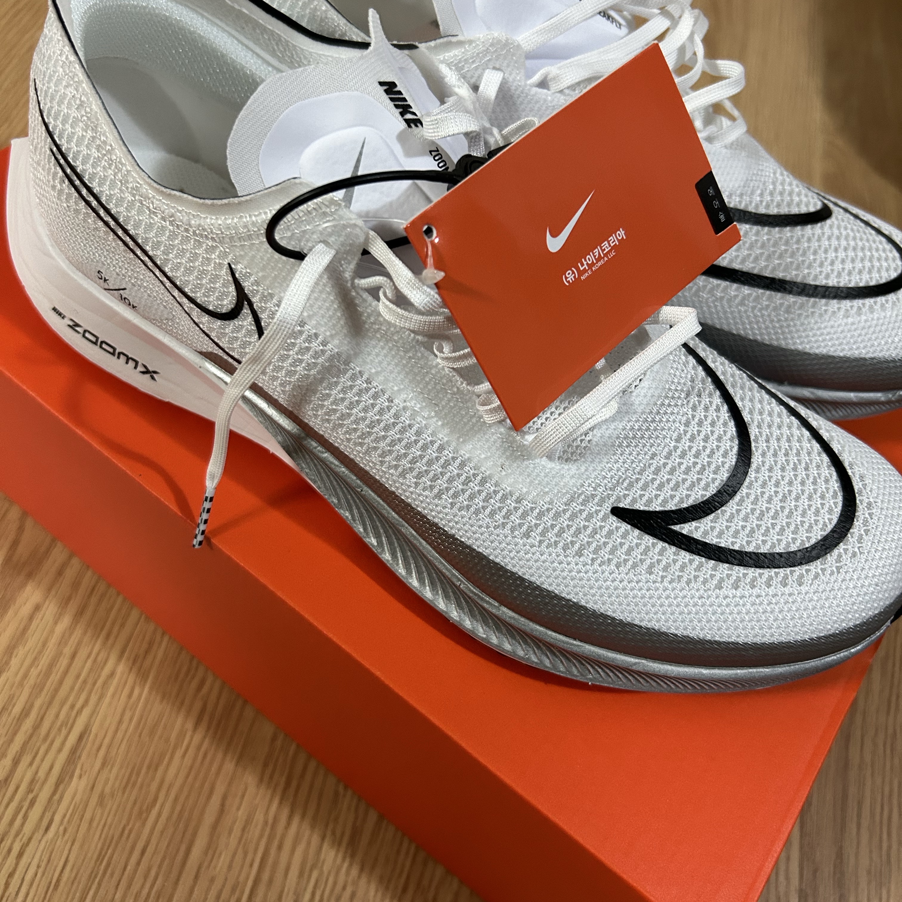 Nike ZoomX Streakfly White Metallic Silver 착용 스타일 - 2