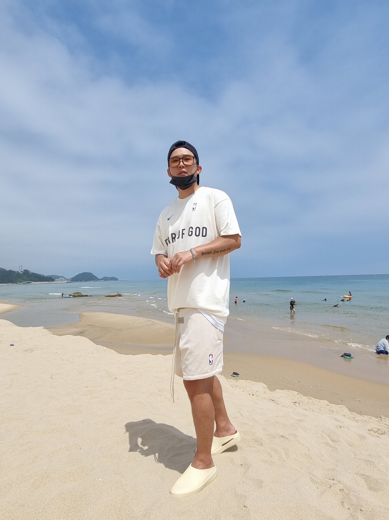 Nike x Fear of God Warm Up T-Shirt Pale Ivory, Fear of God The California Cream 착용 스타일