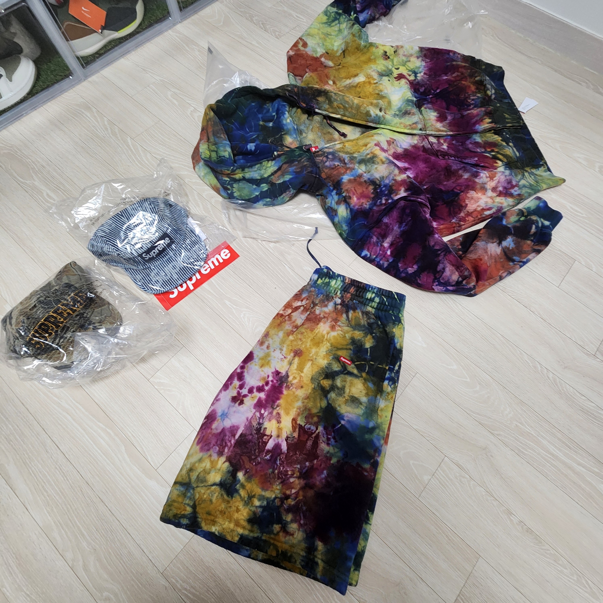 Supreme Overdyed Small Box Zip Up Hooded Sweatshirt Multicolor - 24SS, Nike x Futura Laboratories SB Dunk Low OG QS White and Geode Teal 착용 스타일 - 4
