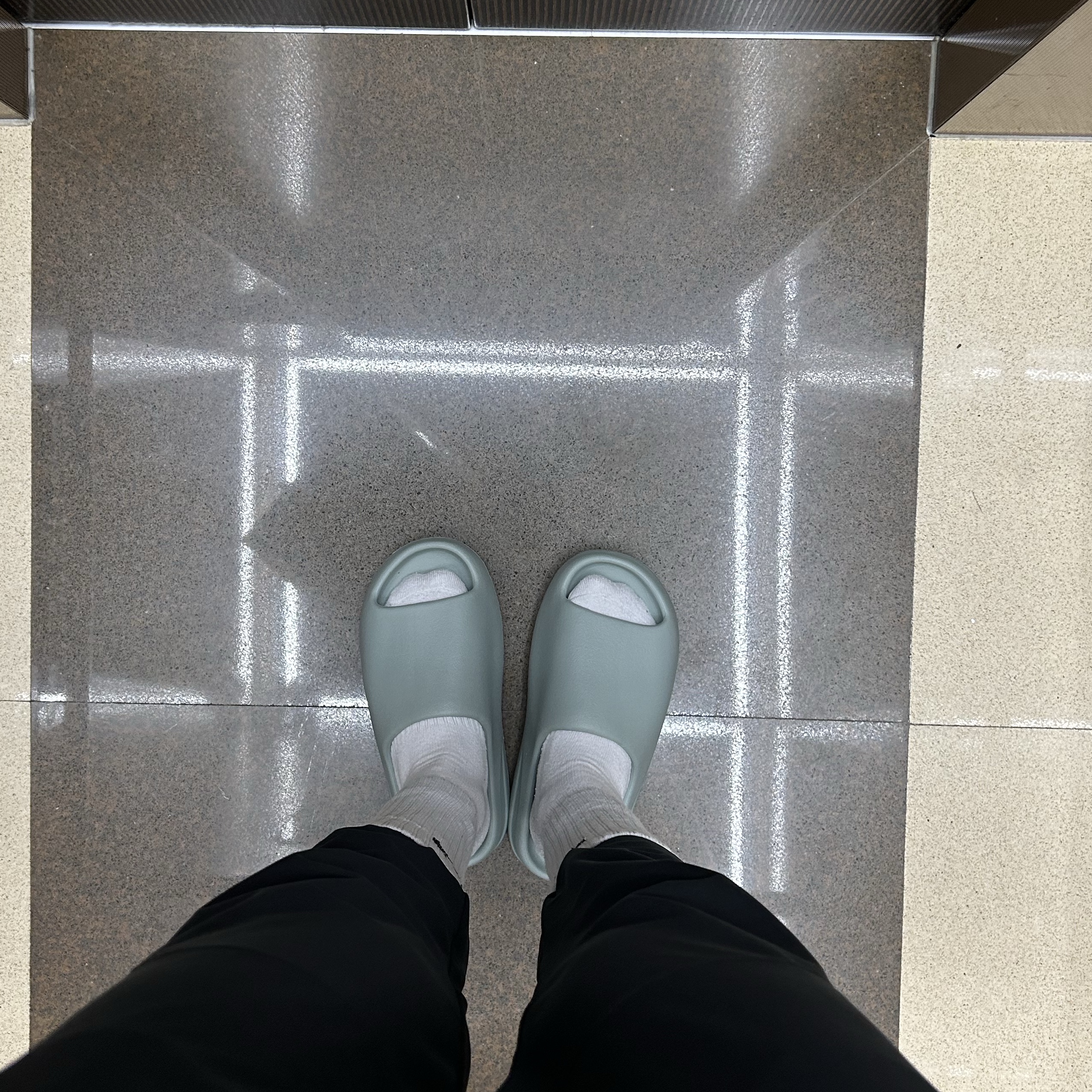 Adidas Yeezy Slide Salt 착용 스타일