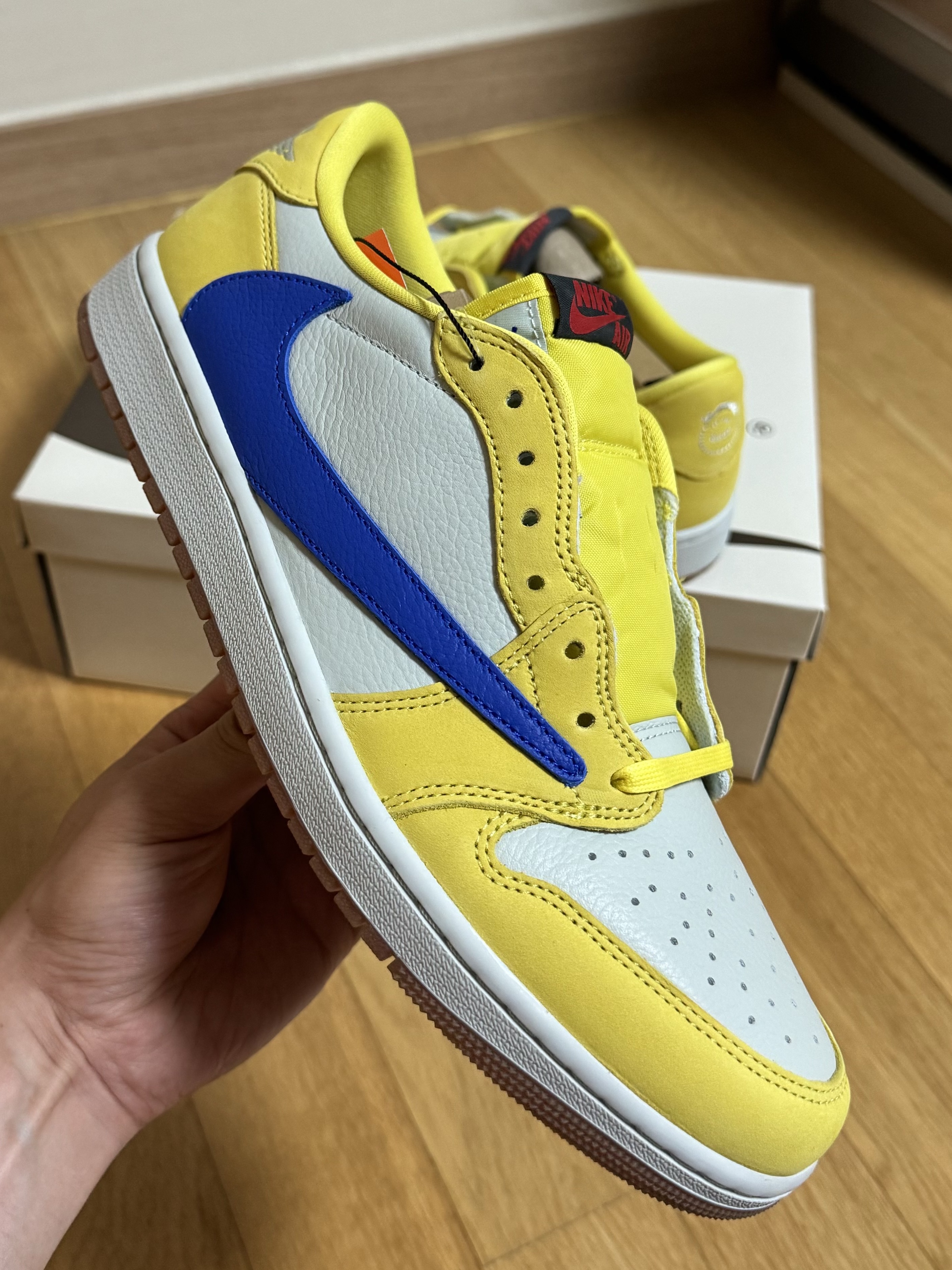 (W) Jordan 1 x Travis Scott Retro Low OG SP Canary 착용 스타일 - 3