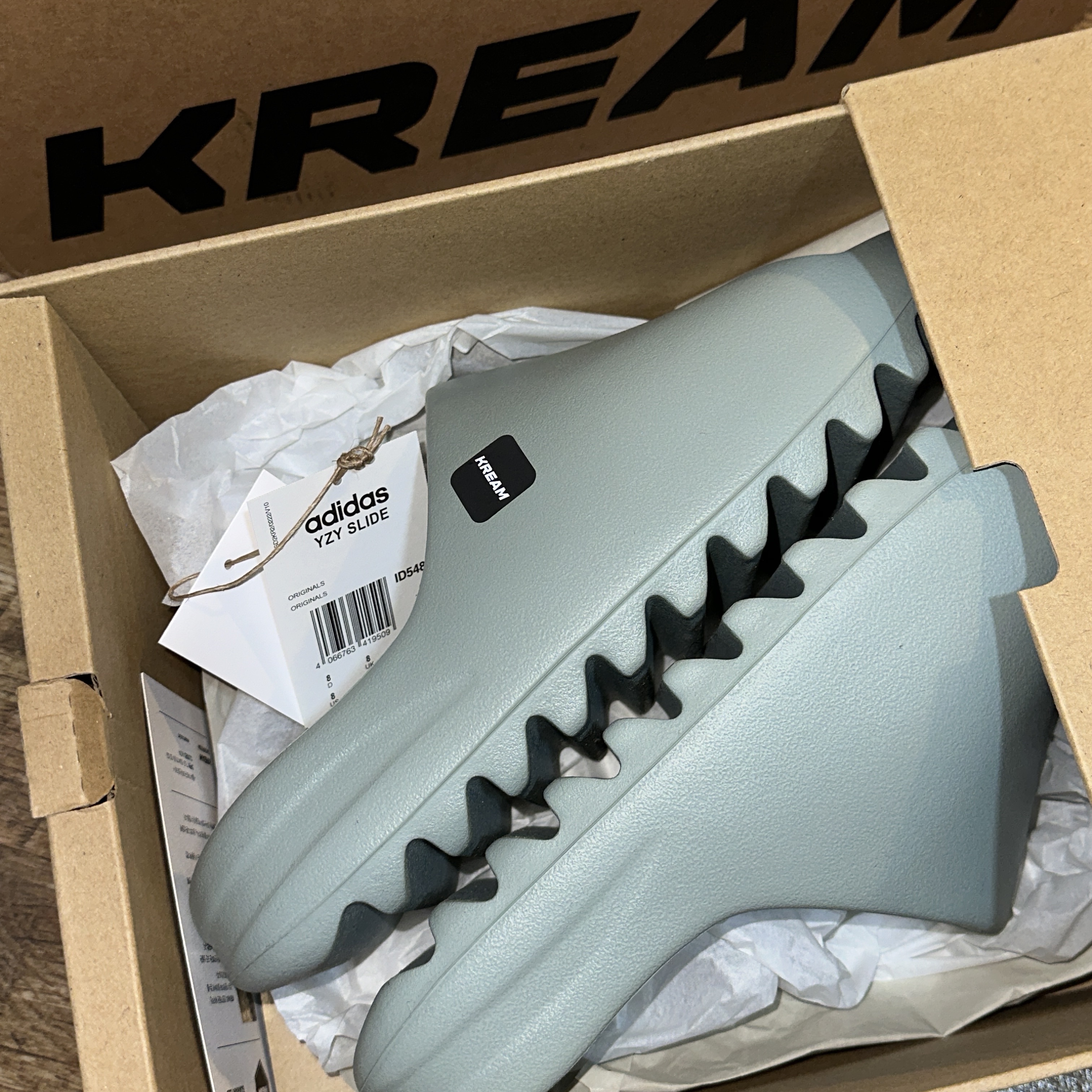 Adidas Yeezy Slide Salt 착용 스타일 - 1