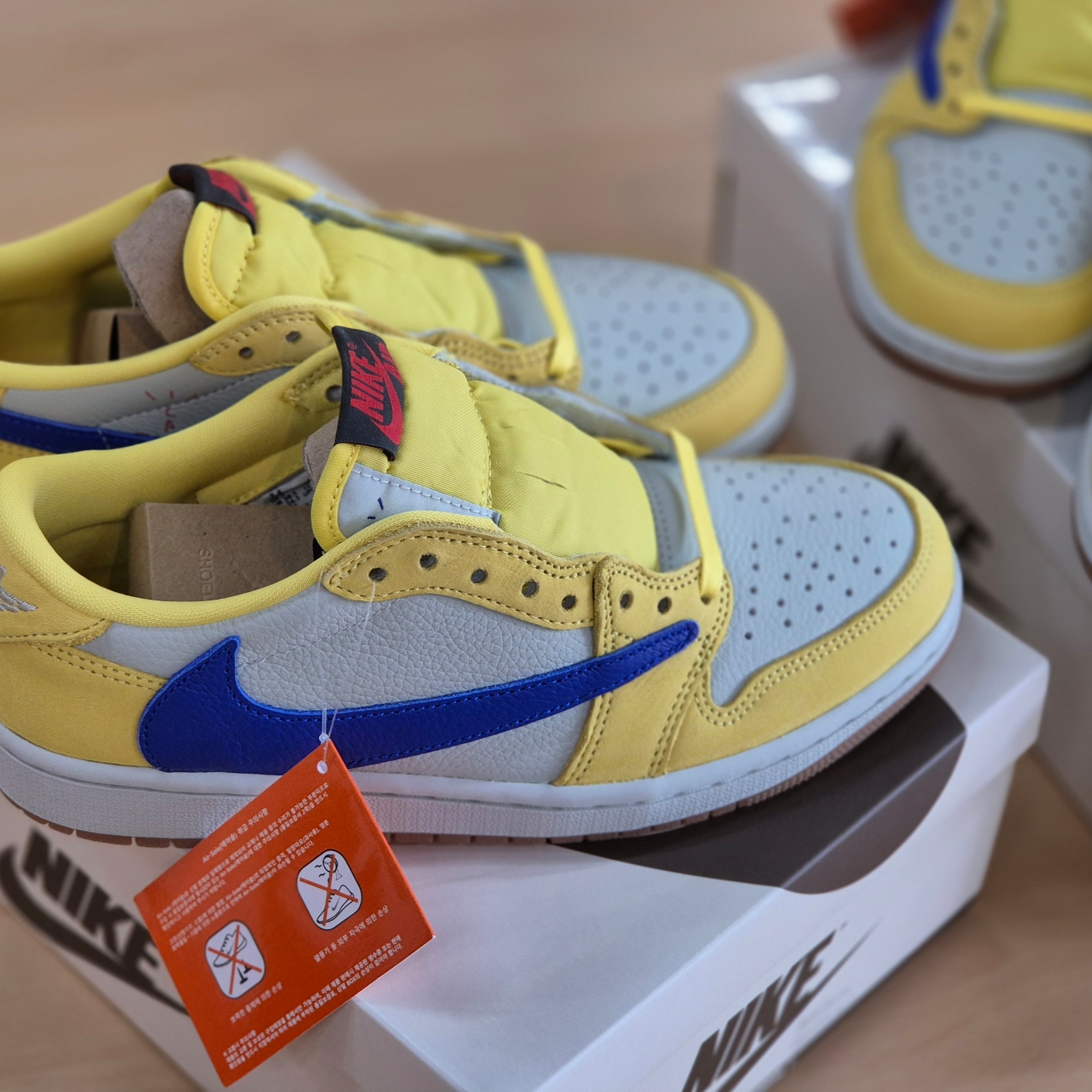 (W) Jordan 1 x Travis Scott Retro Low OG SP Canary 착용 스타일 - 6