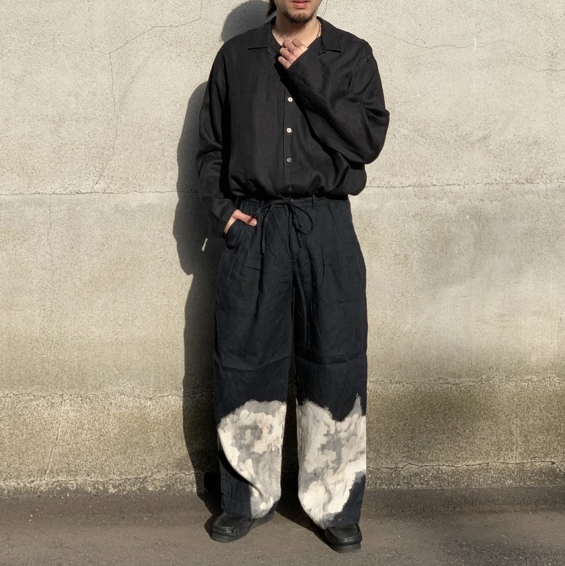 Markaware Triple Pleated Easy Trousers Cloudy Bleaching 착용 스타일 - 2