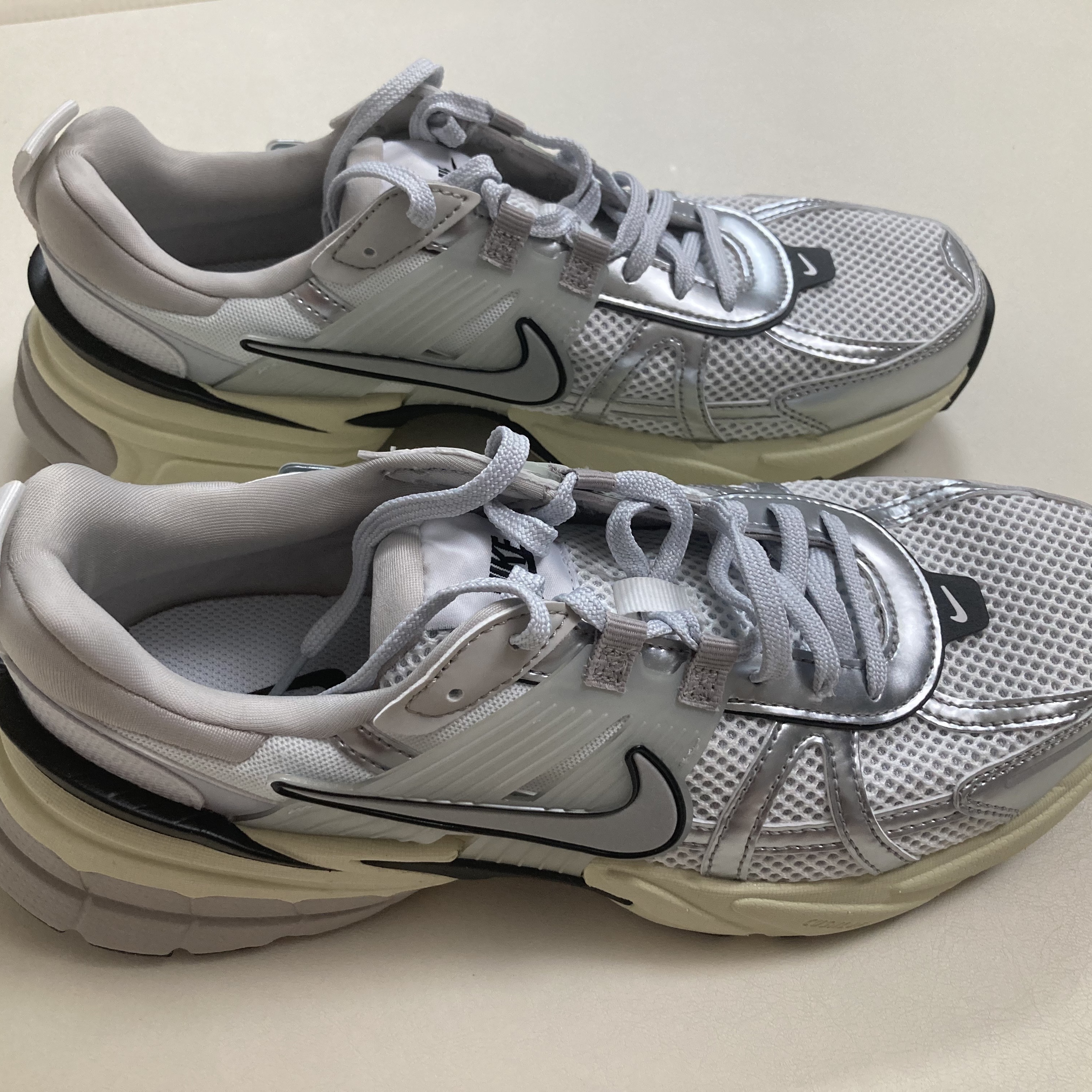 Nike V2K Run Summit White Metallic Silver 착용 스타일