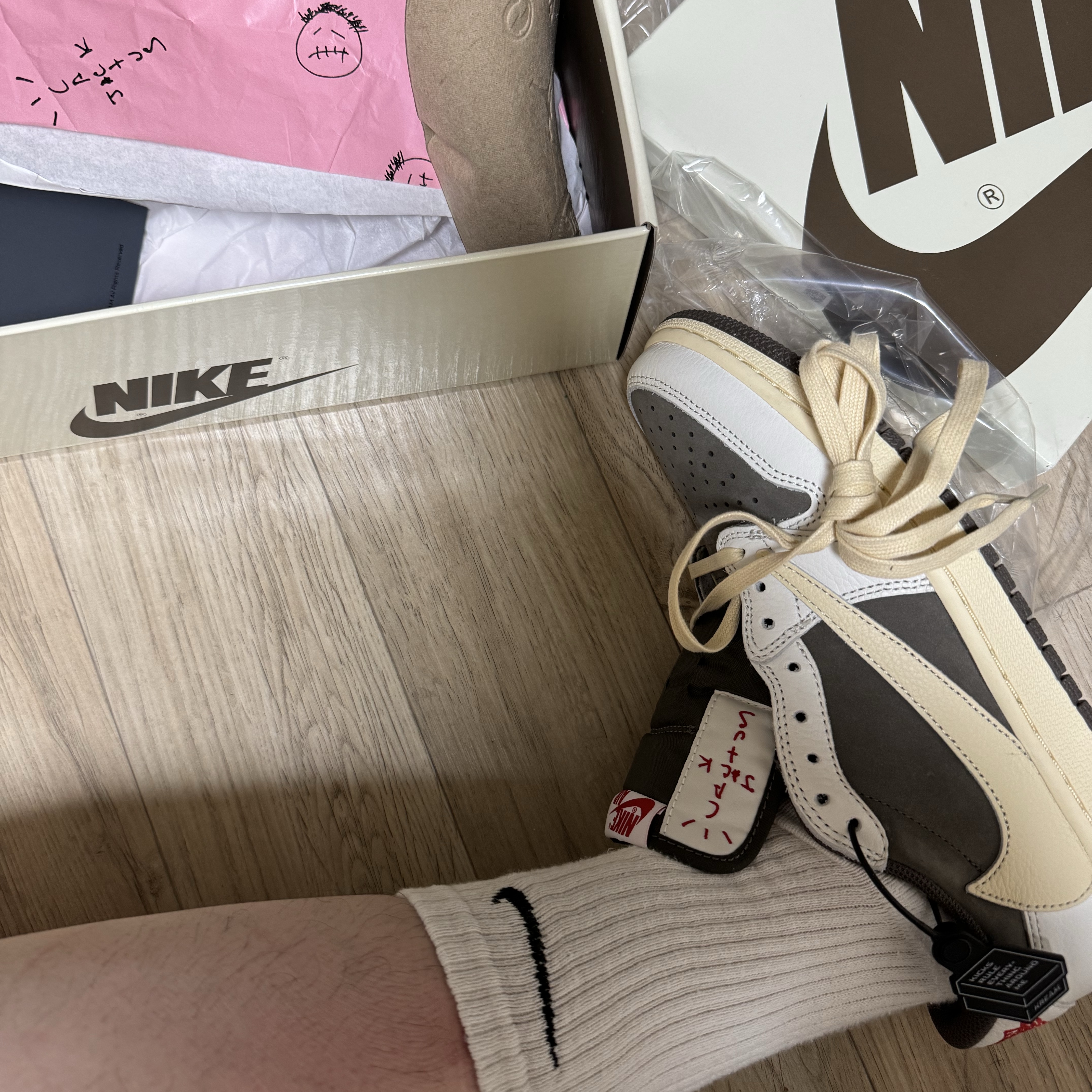 Jordan 1 x Travis Scott Retro Low OG SP Sail and Ridgerock 착용 스타일 - 2
