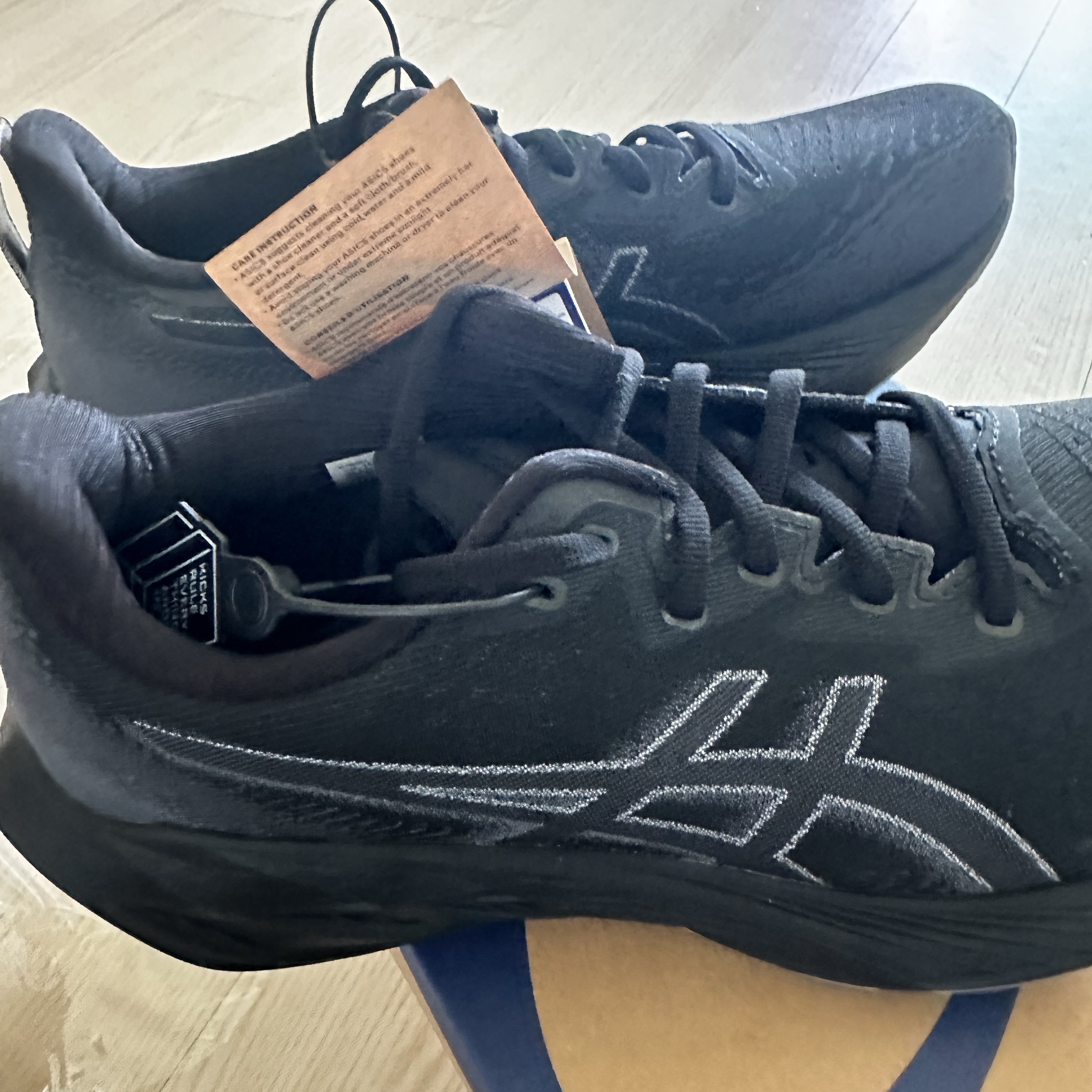 Asics Novablast 4 Black Graphite Grey - 2E Wide 착용 스타일
