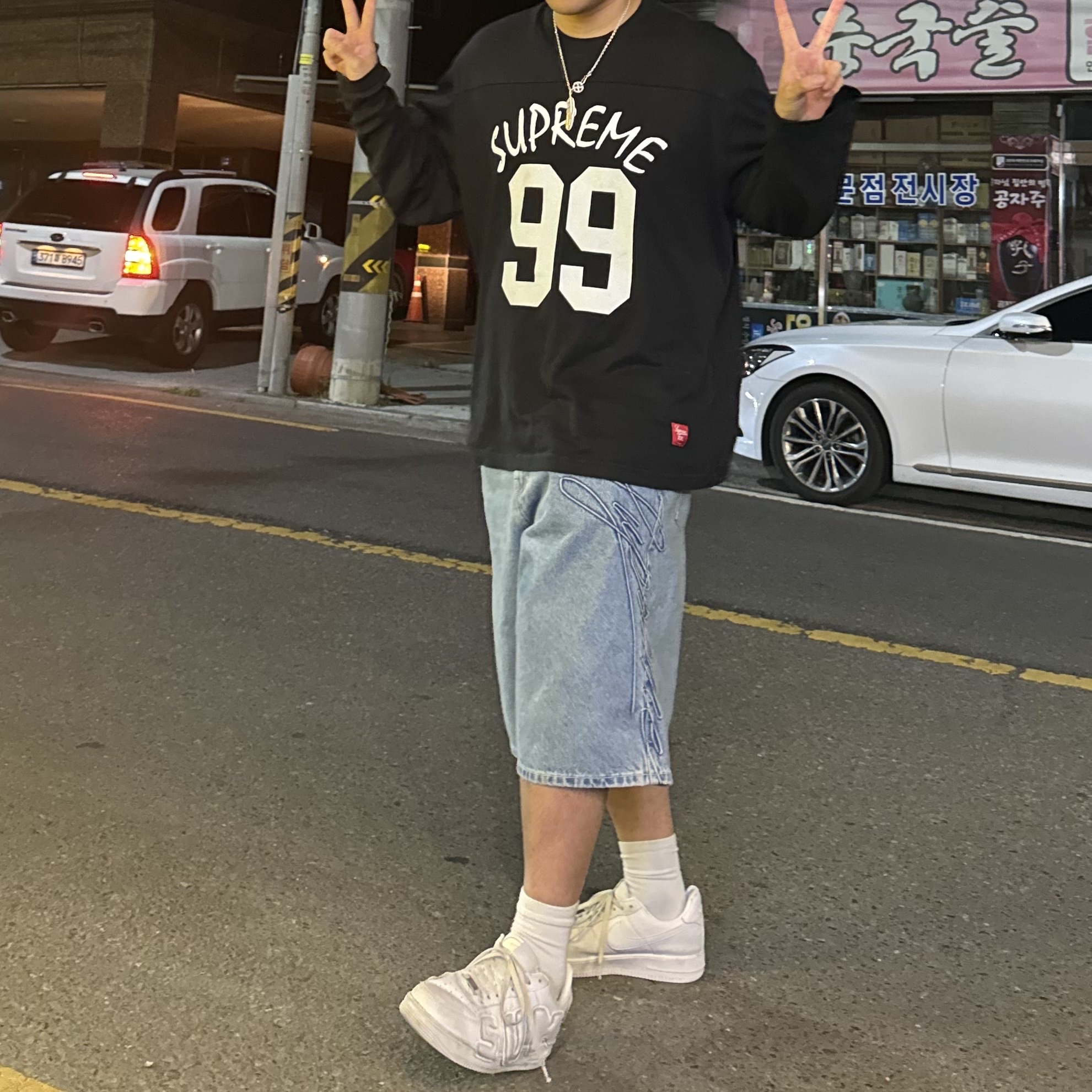Supreme Script Baggy Denim Short Washed Indigo - 24SS, Supreme 99 LS Football Top Black - 24SS 착용 스타일 - 1