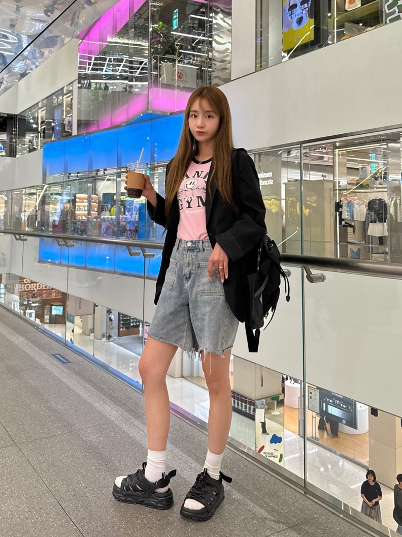 (W) Ganni Gym Logo T-Shirt Bonbon, Prada Re-Nylon Medium Backpack Black 착용 스타일 - 1