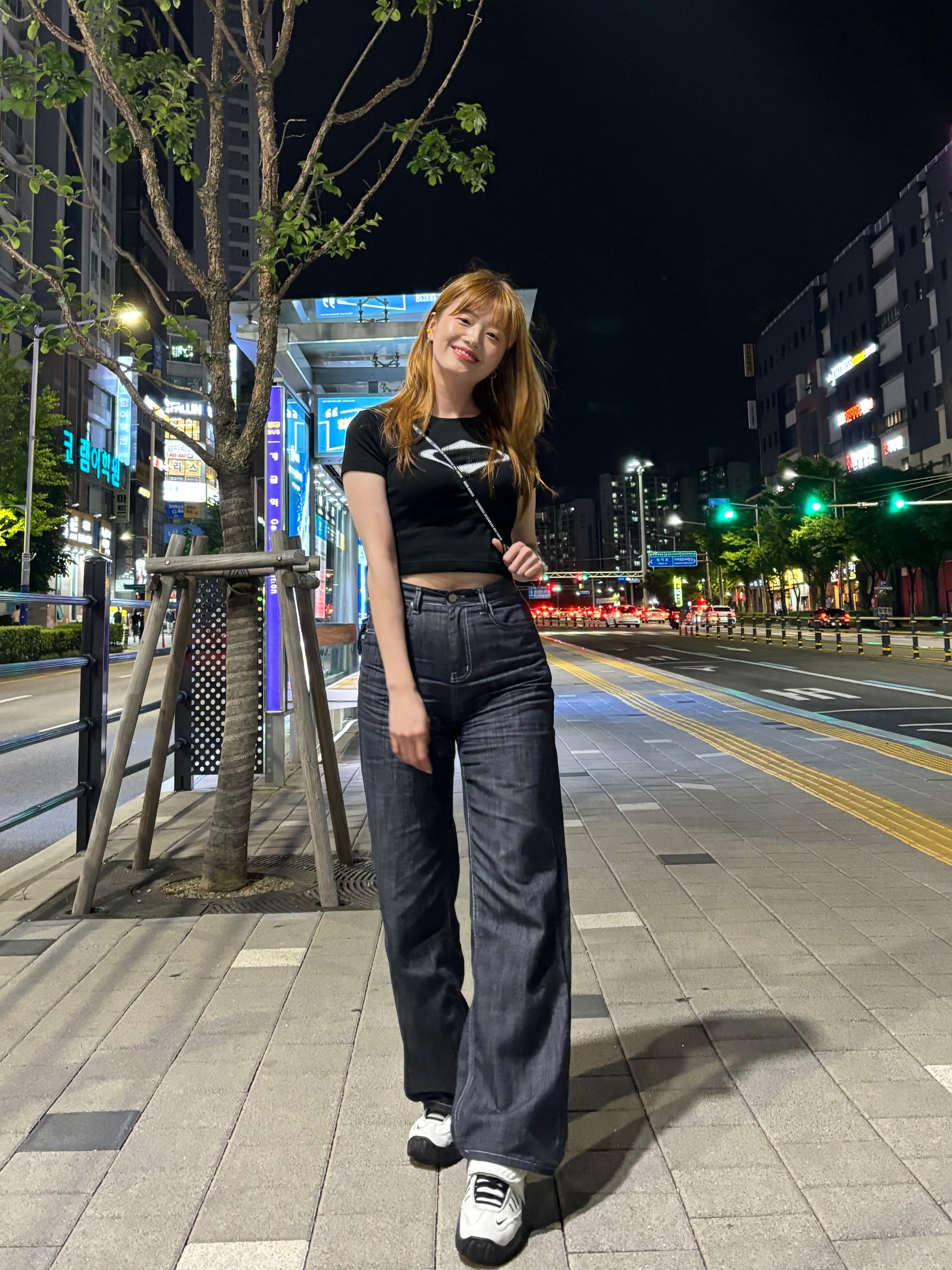 (W) 미스치프 롬버스 블러 티셔츠 미니 블랙, 나이키 x 앰부쉬 에어 어저스트 포스 SP 서밋 화이트 앤 블랙 착용 스타일 - 2