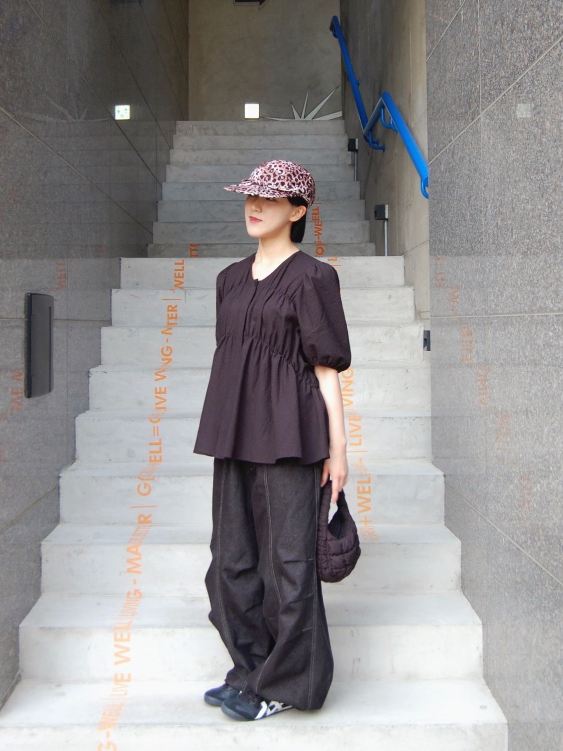 YOUCHE QS Duck Cap Leopard, COS Quilted Micro Bag Black 착용 스타일 - 2