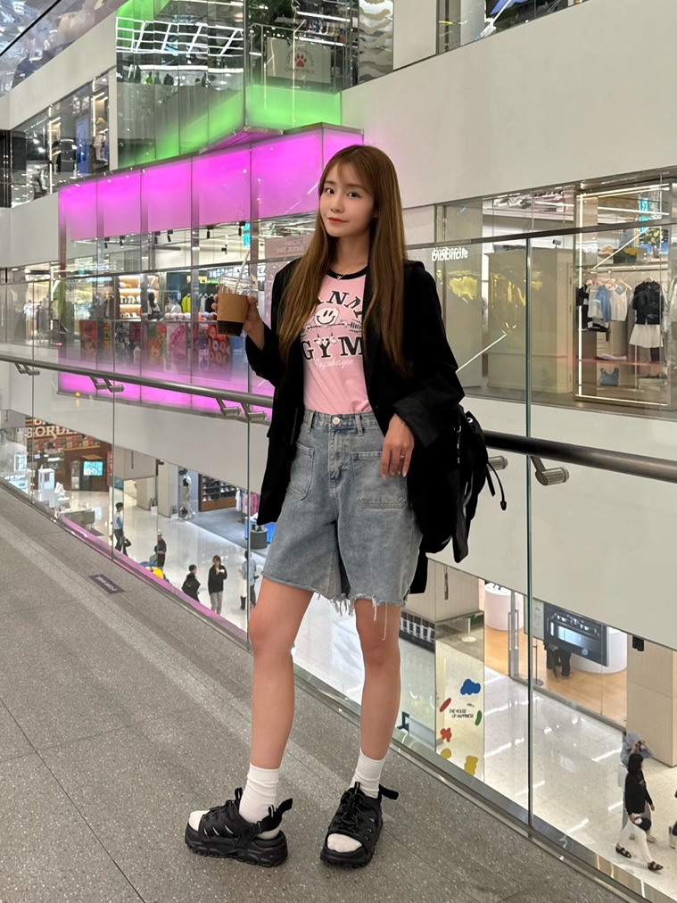 (W) Ganni Gym Logo T-Shirt Bonbon, Prada Re-Nylon Medium Backpack Black 착용 스타일 - 2