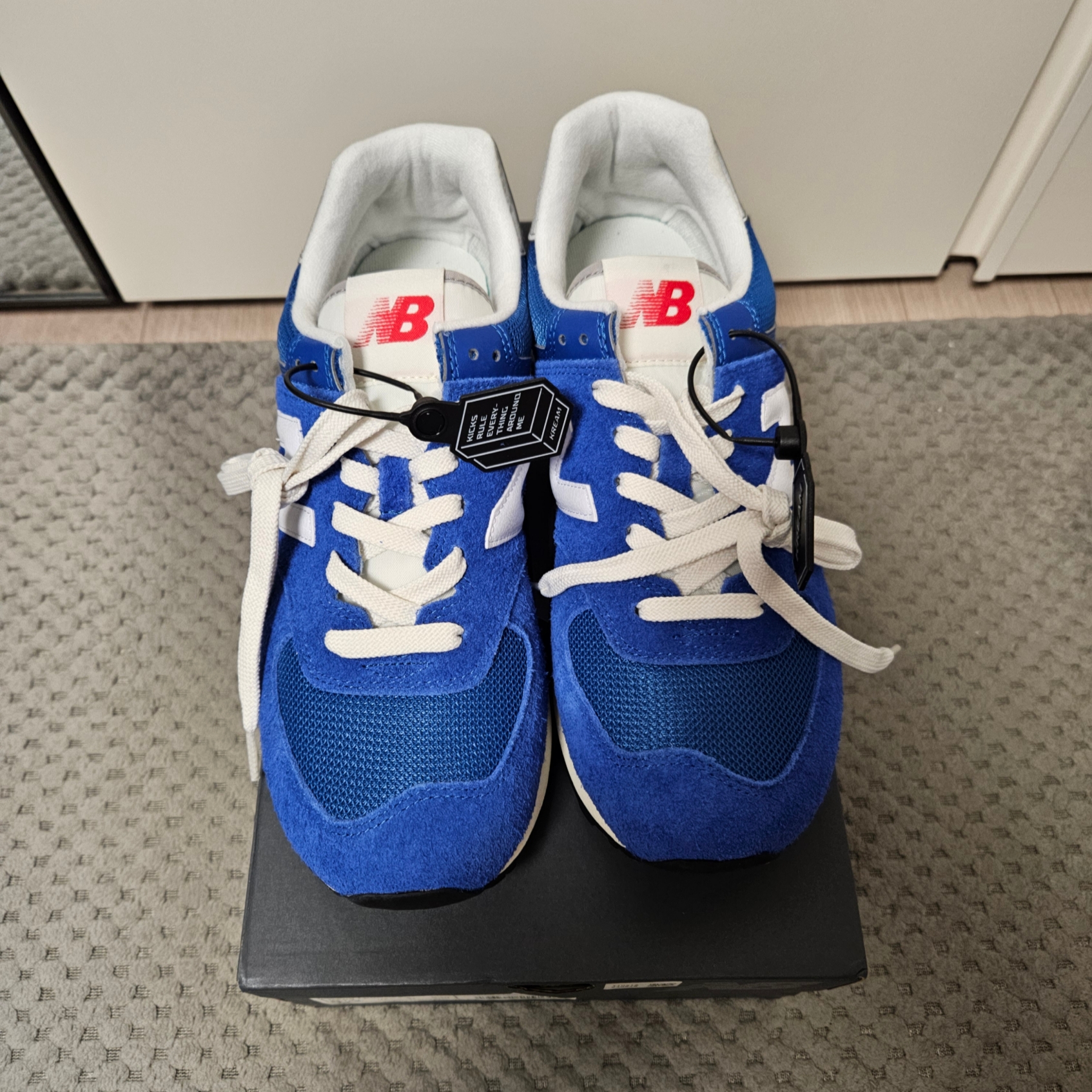 New Balance 574 Heritage Blue White 착용 스타일 - 1