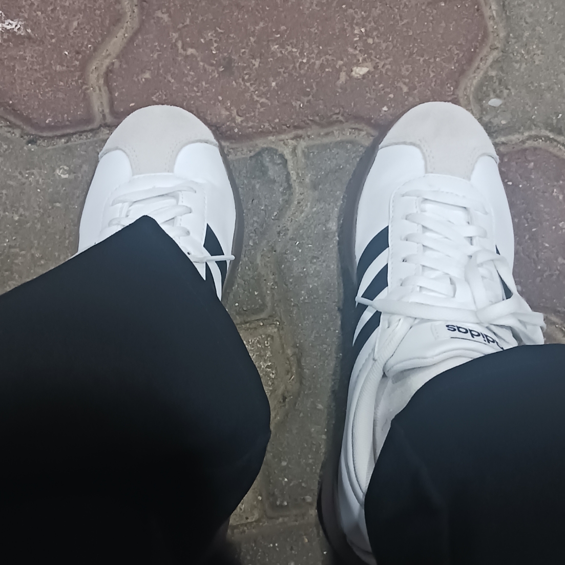 Adidas VL Court Base Cloud White Core Black 착용 스타일