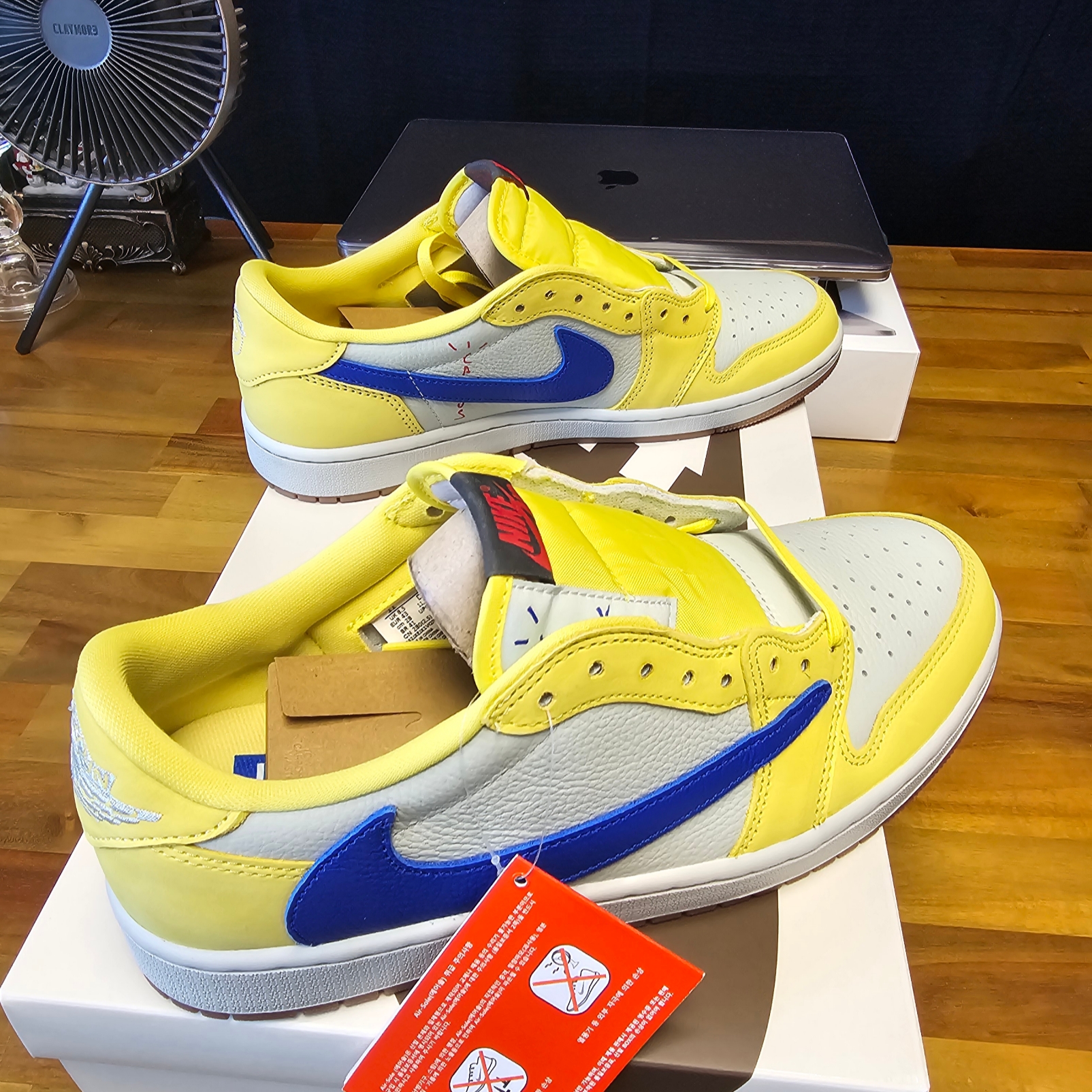 (W) Jordan 1 x Travis Scott Retro Low OG SP Canary 착용 스타일 - 2