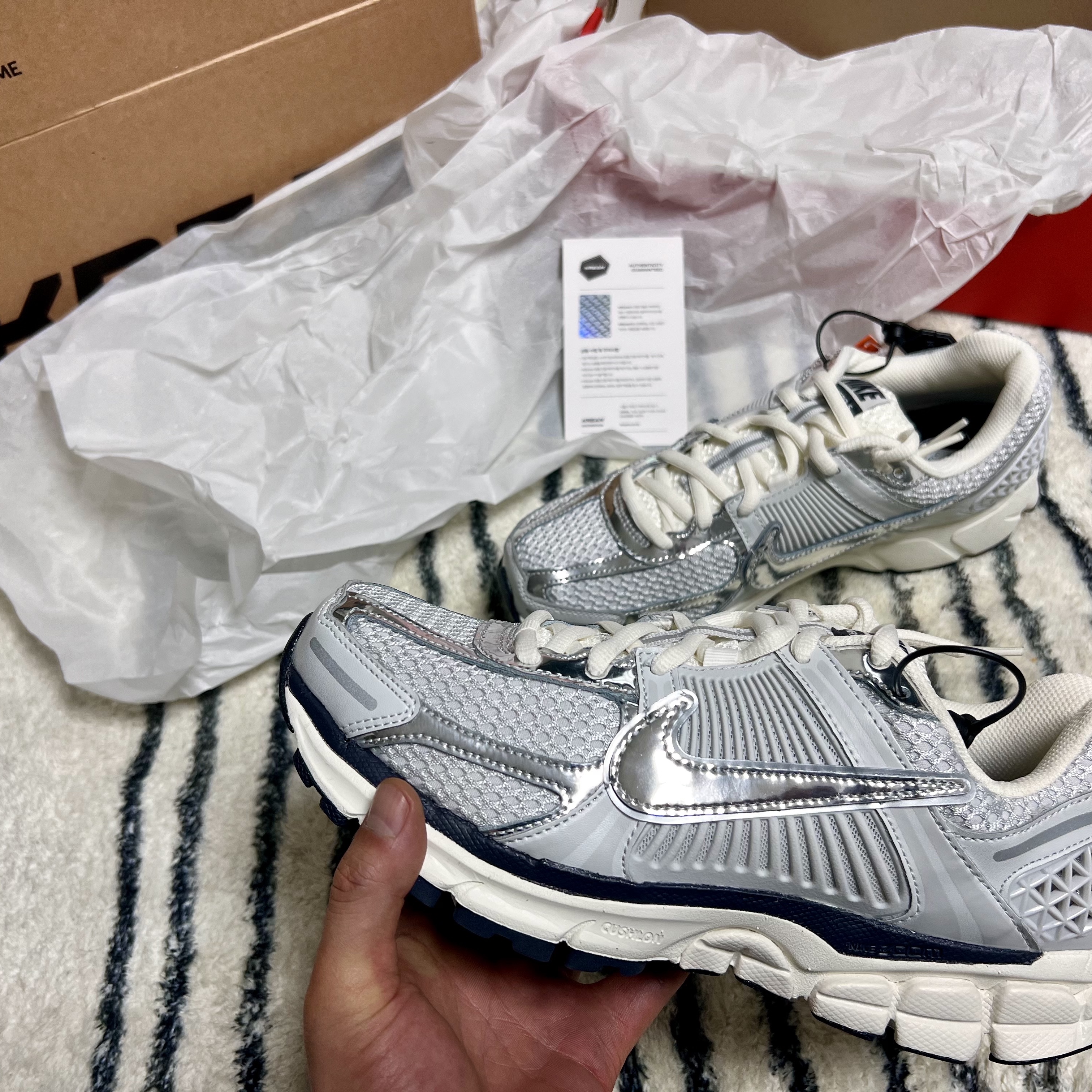 Nike Zoom Vomero 5 Photon Dust Gridiron 착용 스타일 - 1