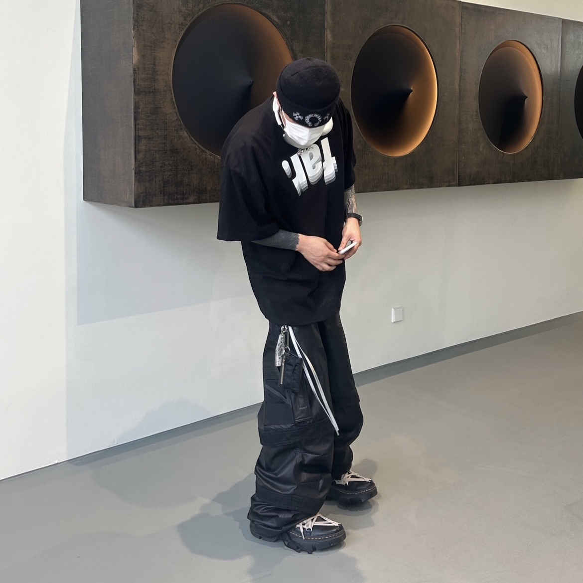 Dr. Martens x Rick Owens 1460 DMXL Megalace Black, Farfromwhat Far Layered Work Pants Coated Black 착용 스타일 - 1