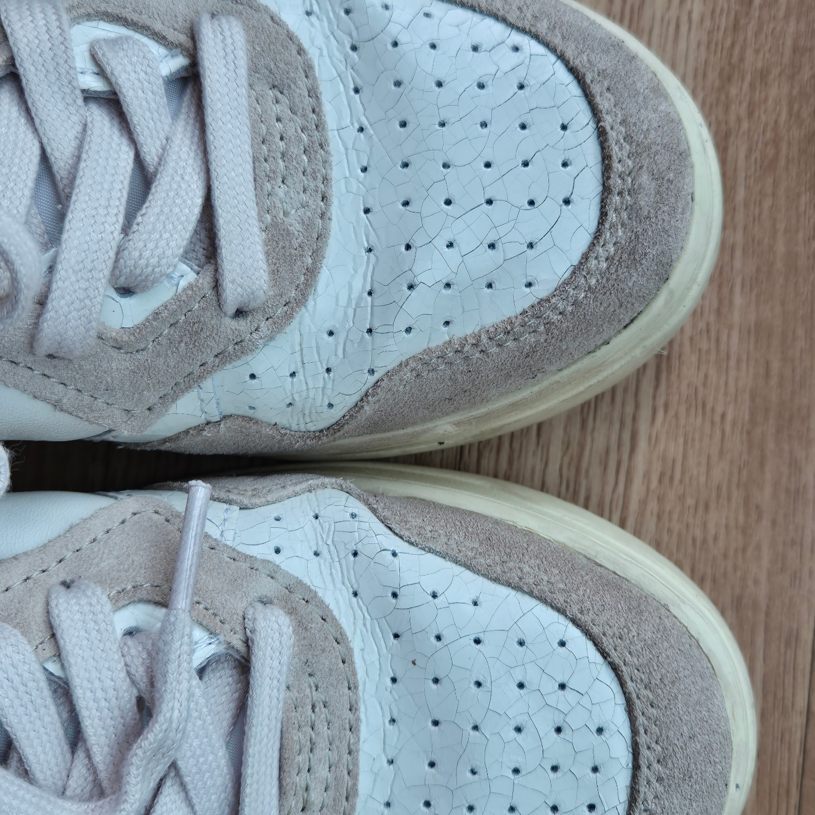(W) Autry Medalist Low Leather Suede Sneakers White, Autry Medalist Low Leather Suede Sneakers White Beige 착용 스타일