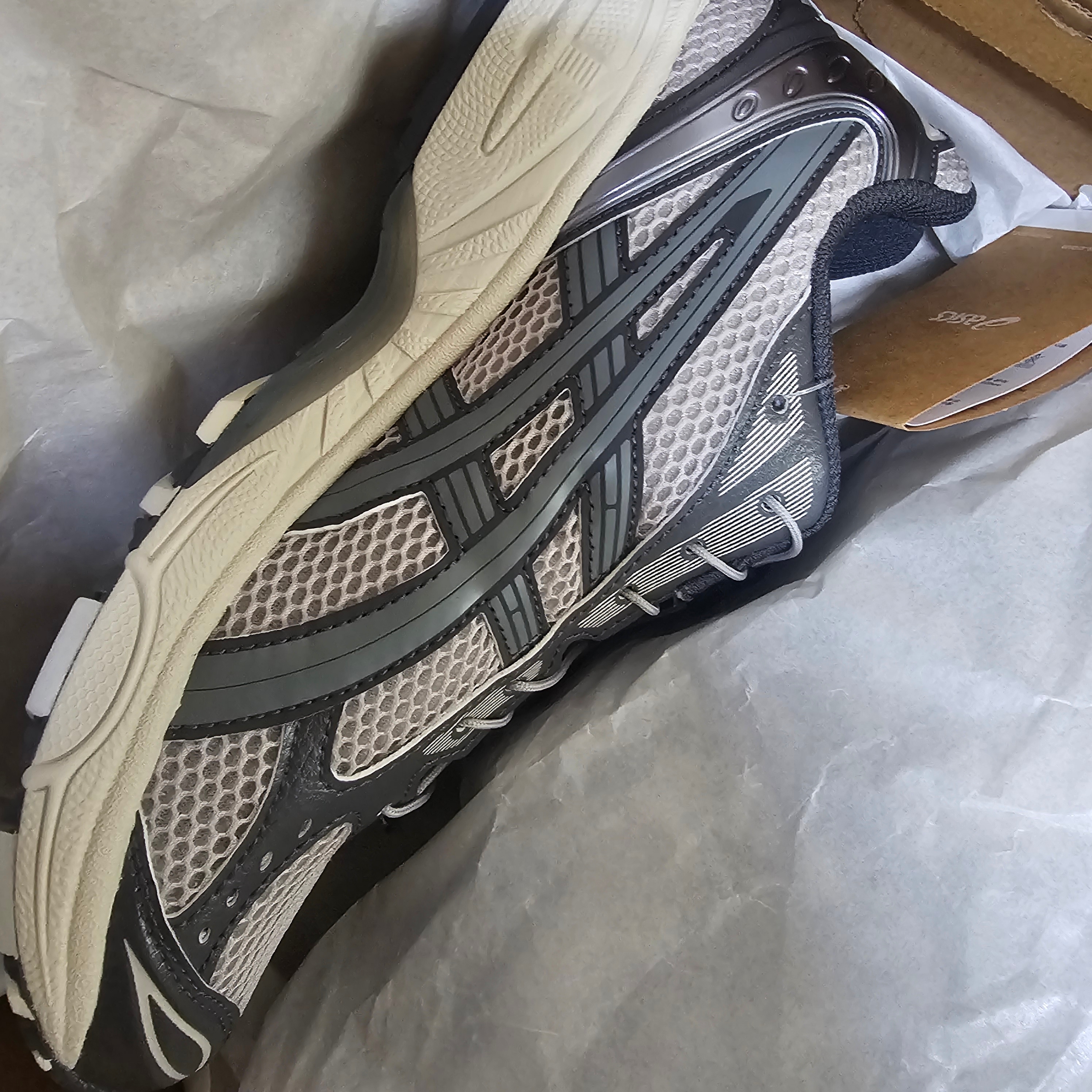 Asics Unlimited Gel-Kayano 14 Oyster Grey Clay Grey 착용 스타일