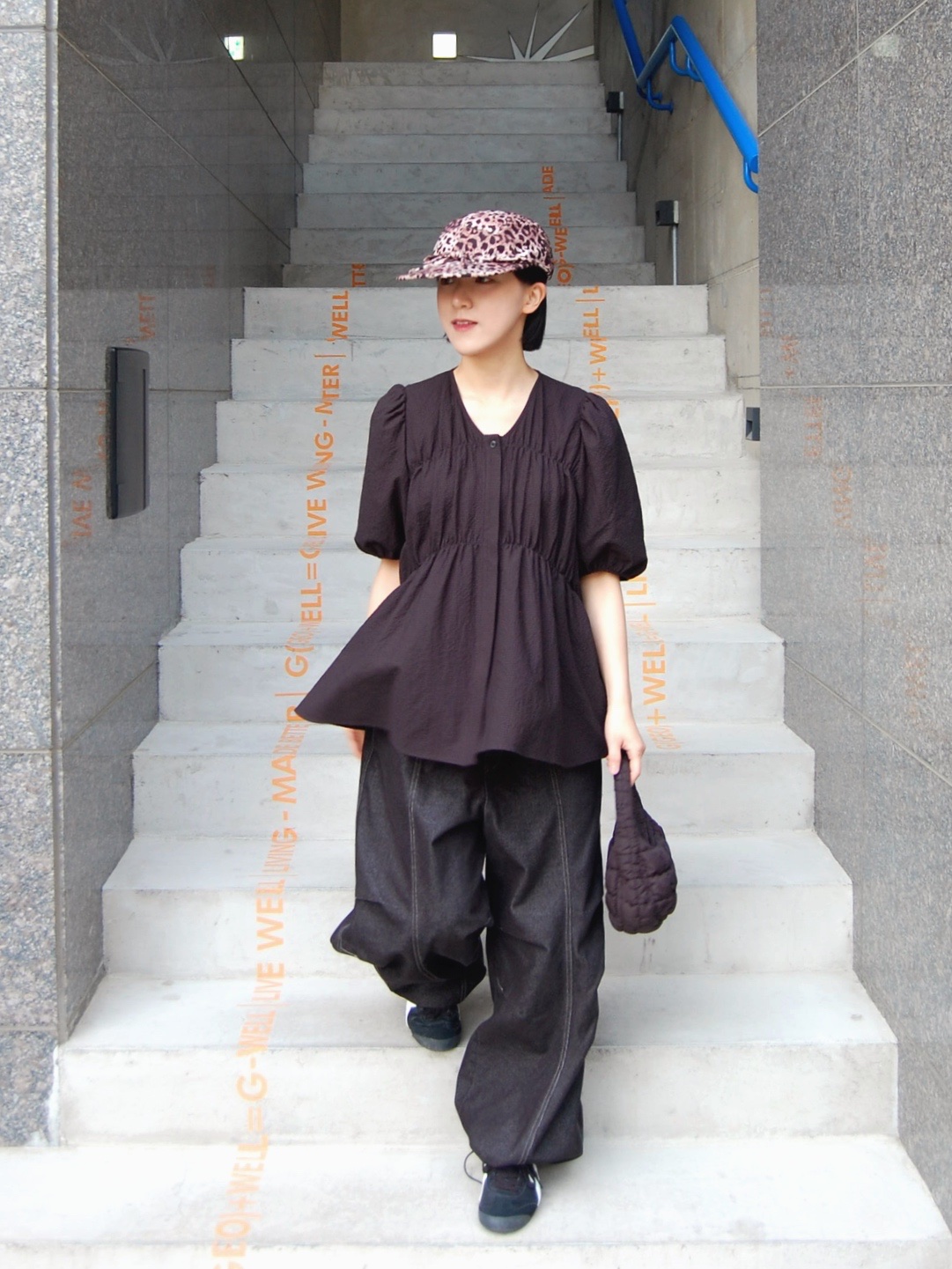 YOUCHE QS Duck Cap Leopard, COS Quilted Micro Bag Black 착용 스타일 - 1