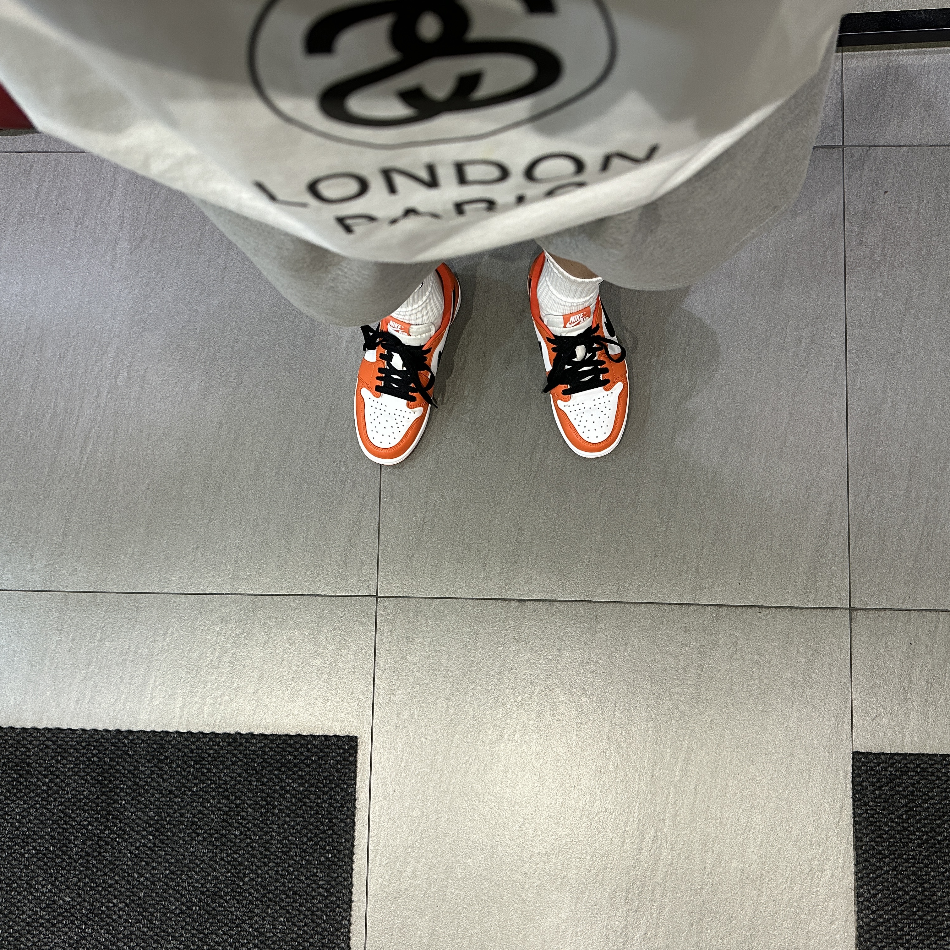Jordan 1 Low OG Starfish, Stussy World Tour T-Shirt White 2024,2025 착용 스타일