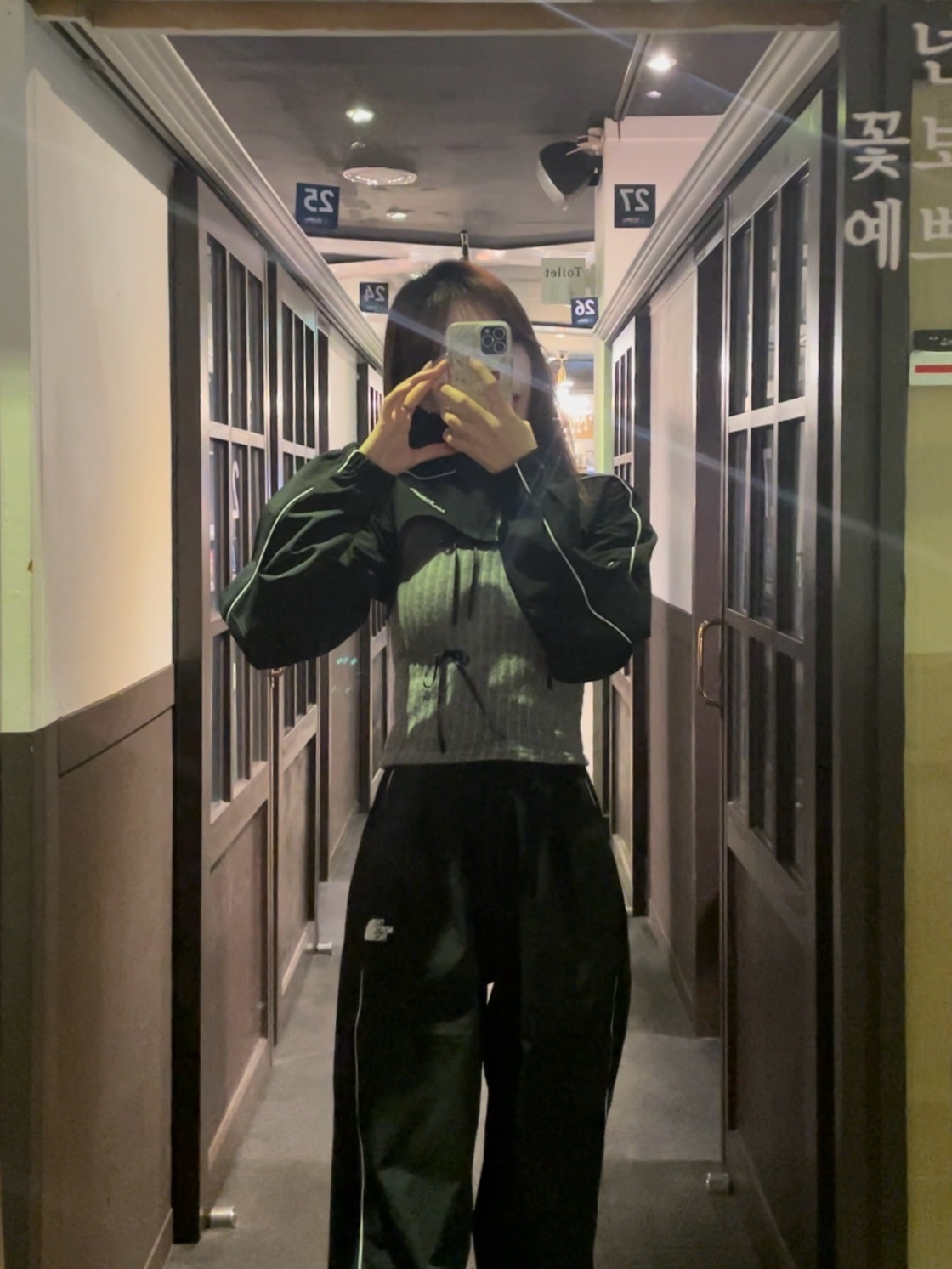 (W) The North Face White Label Olema Detachable Jacket Black, Matin Kim Accordion Mini Bag Silver 착용 스타일 - 1