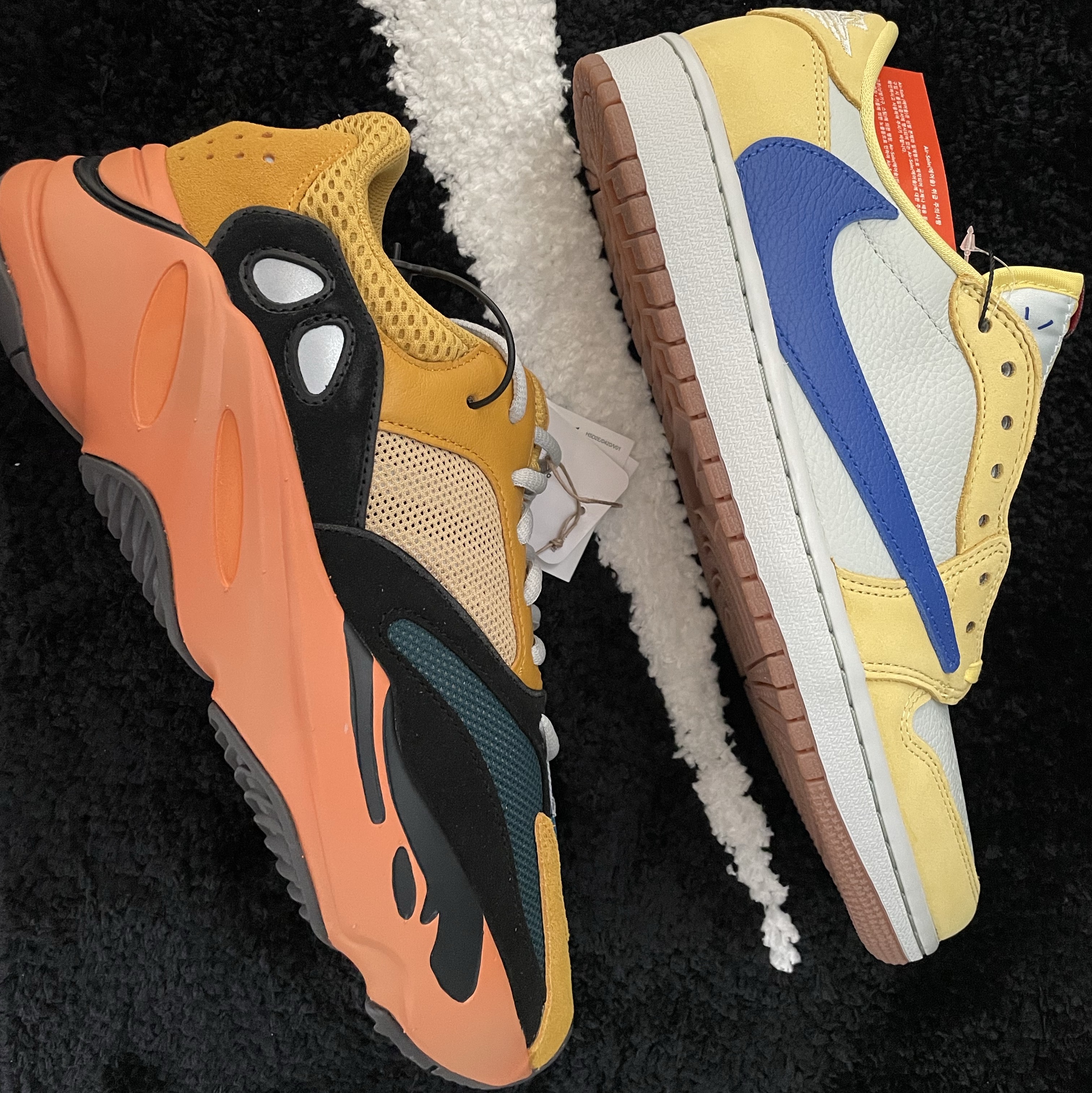 Adidas Yeezy Boost 700 Sun, (W) Jordan 1 x Travis Scott Retro Low OG SP Canary 착용 스타일 - 1