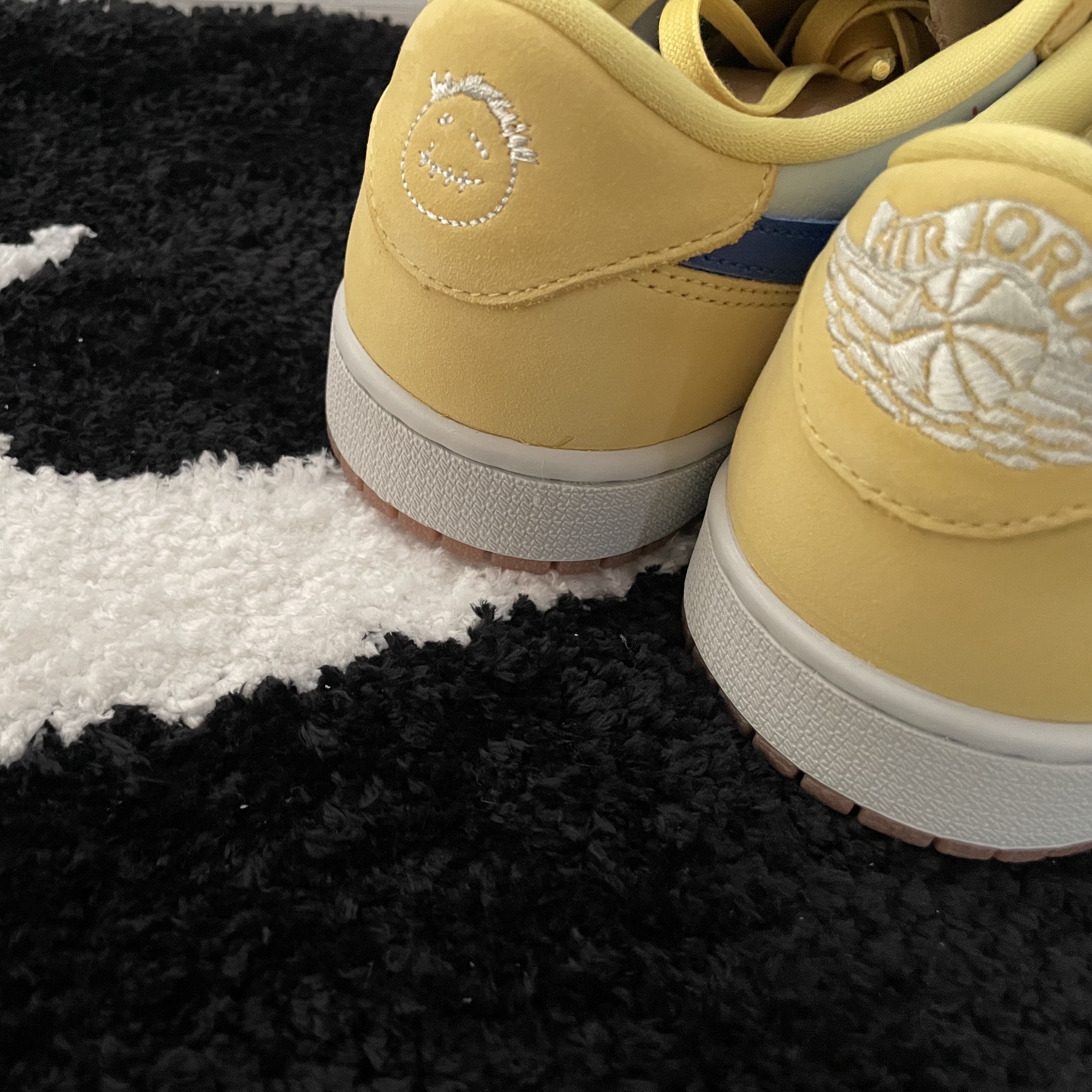 Adidas Yeezy Boost 700 Sun, (W) Jordan 1 x Travis Scott Retro Low OG SP Canary 착용 스타일 - 3
