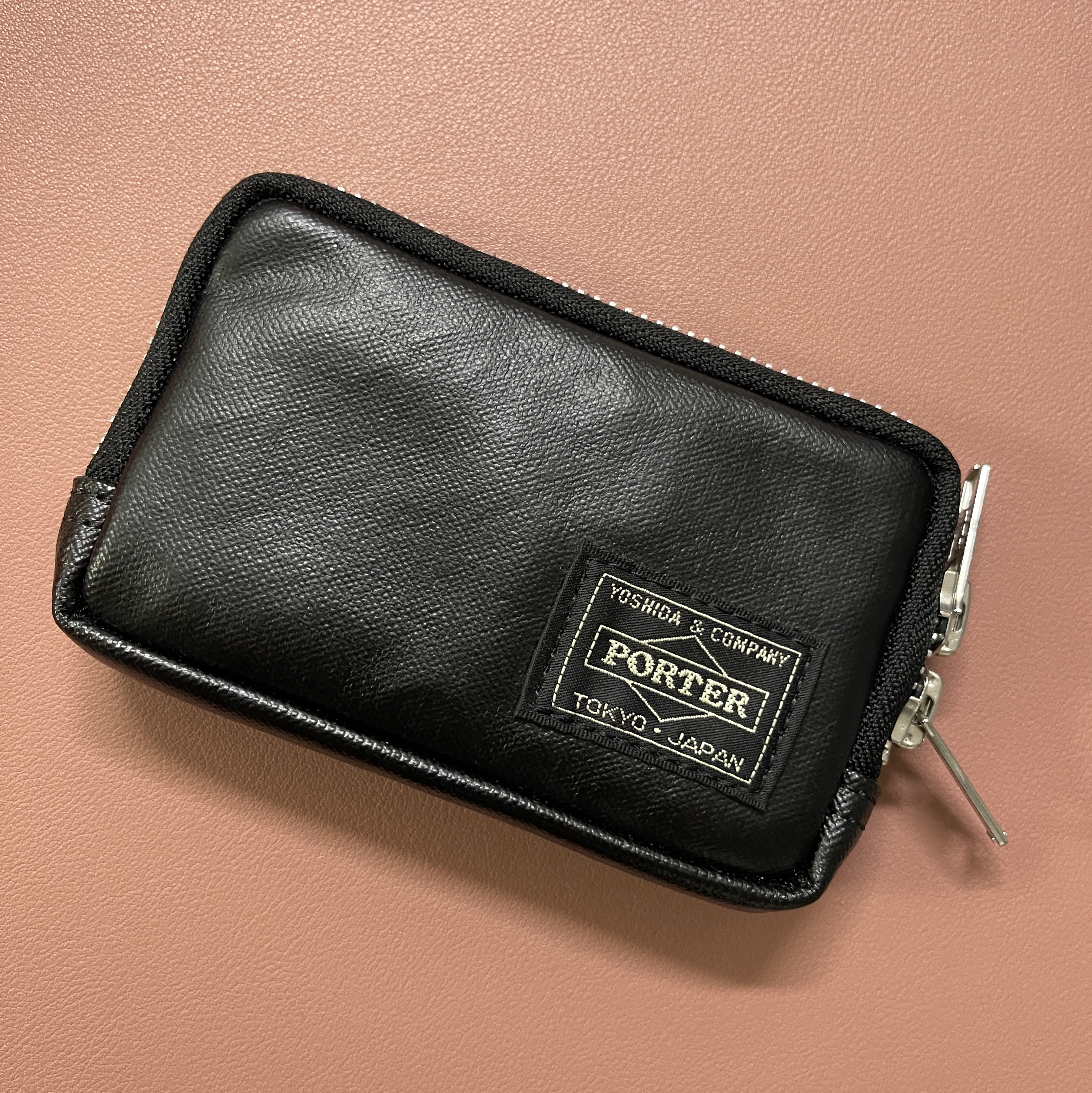 Porter Freestyle Multi Coin Case Black 착용 스타일