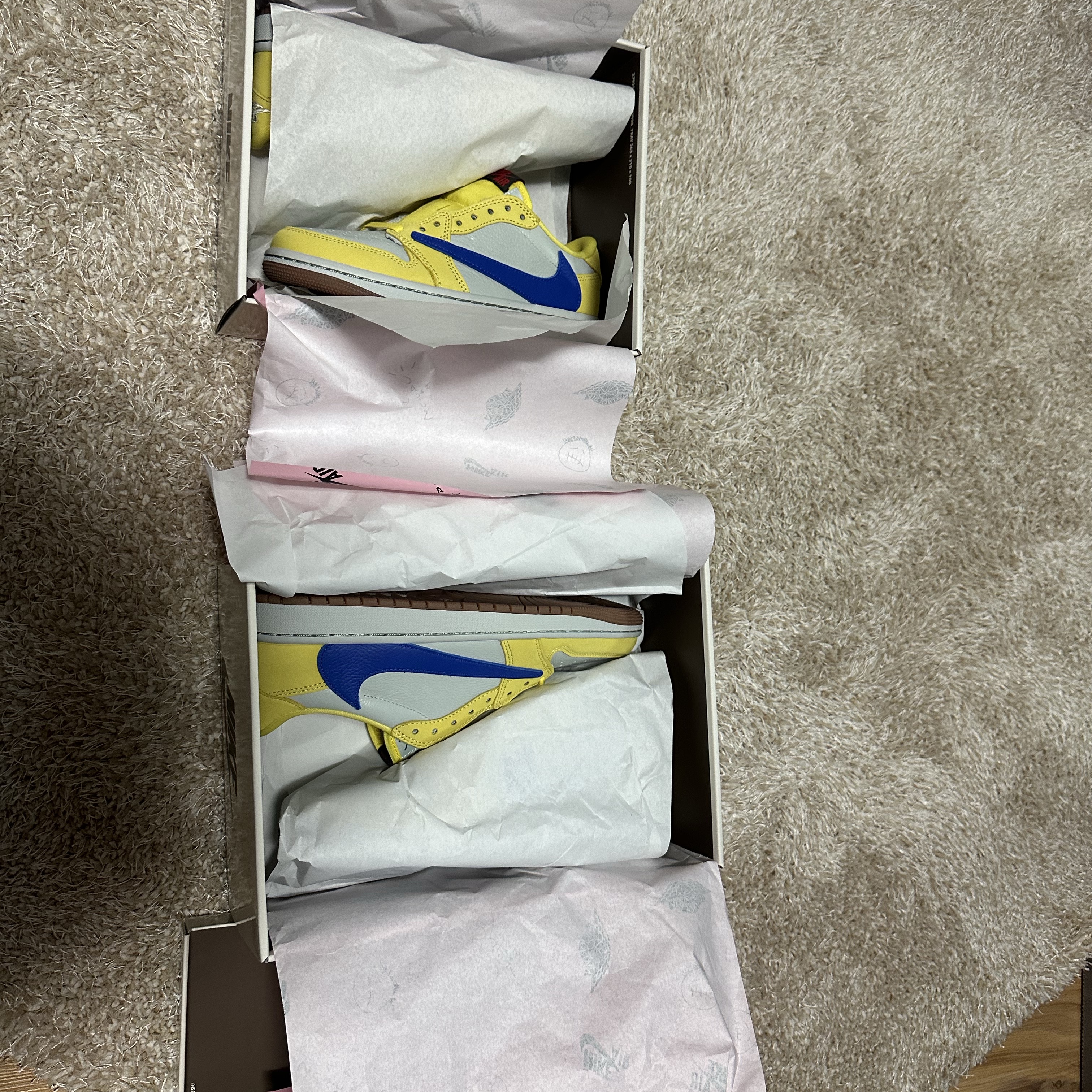 (W) Jordan 1 x Travis Scott Retro Low OG SP Canary 착용 스타일