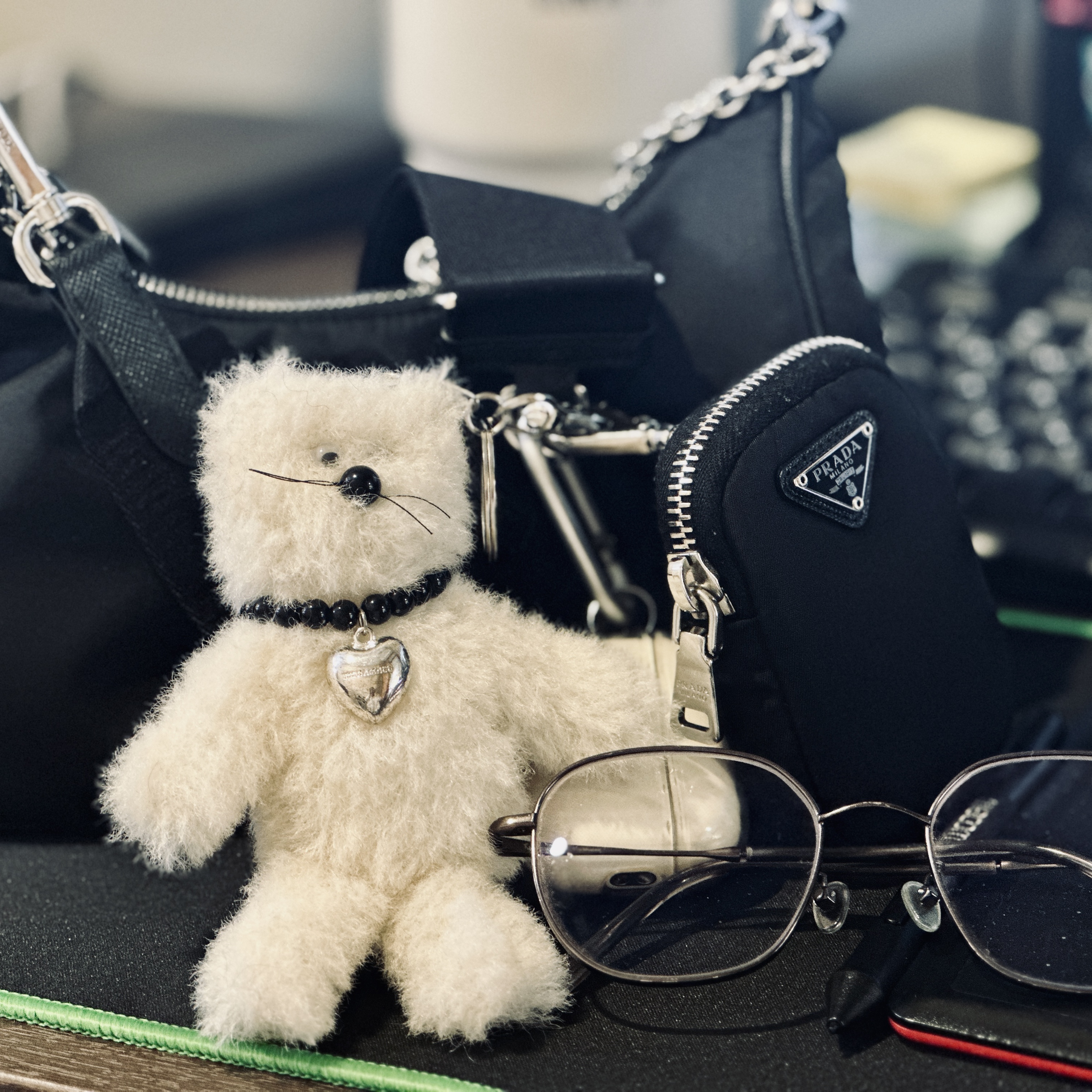 Monamhee Creami Keyring Cream - KREAM Exclusive, Prada Re-Edition 2005 Re-Nylon Shoulder Bag Black 착용 스타일