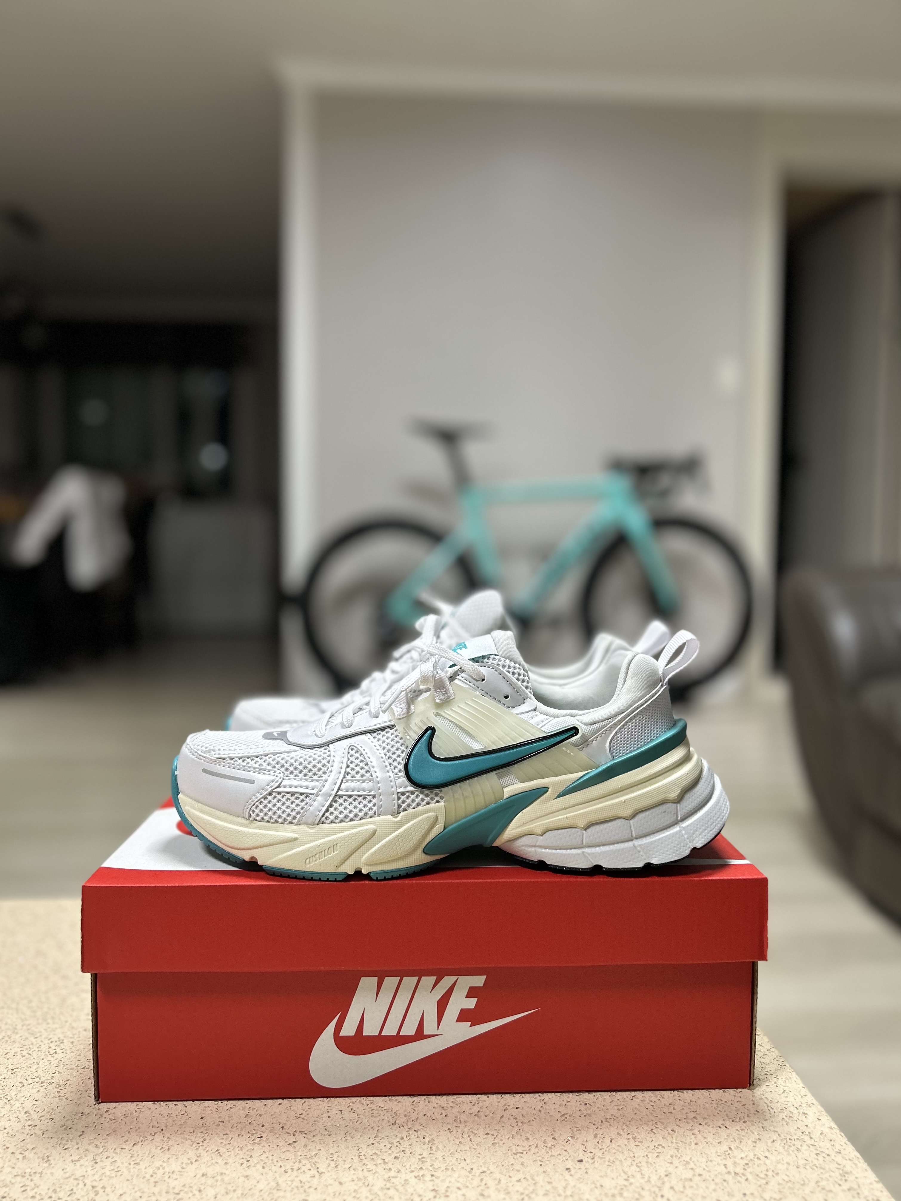 Nike V2K Run White Coconut Milk 착용 스타일