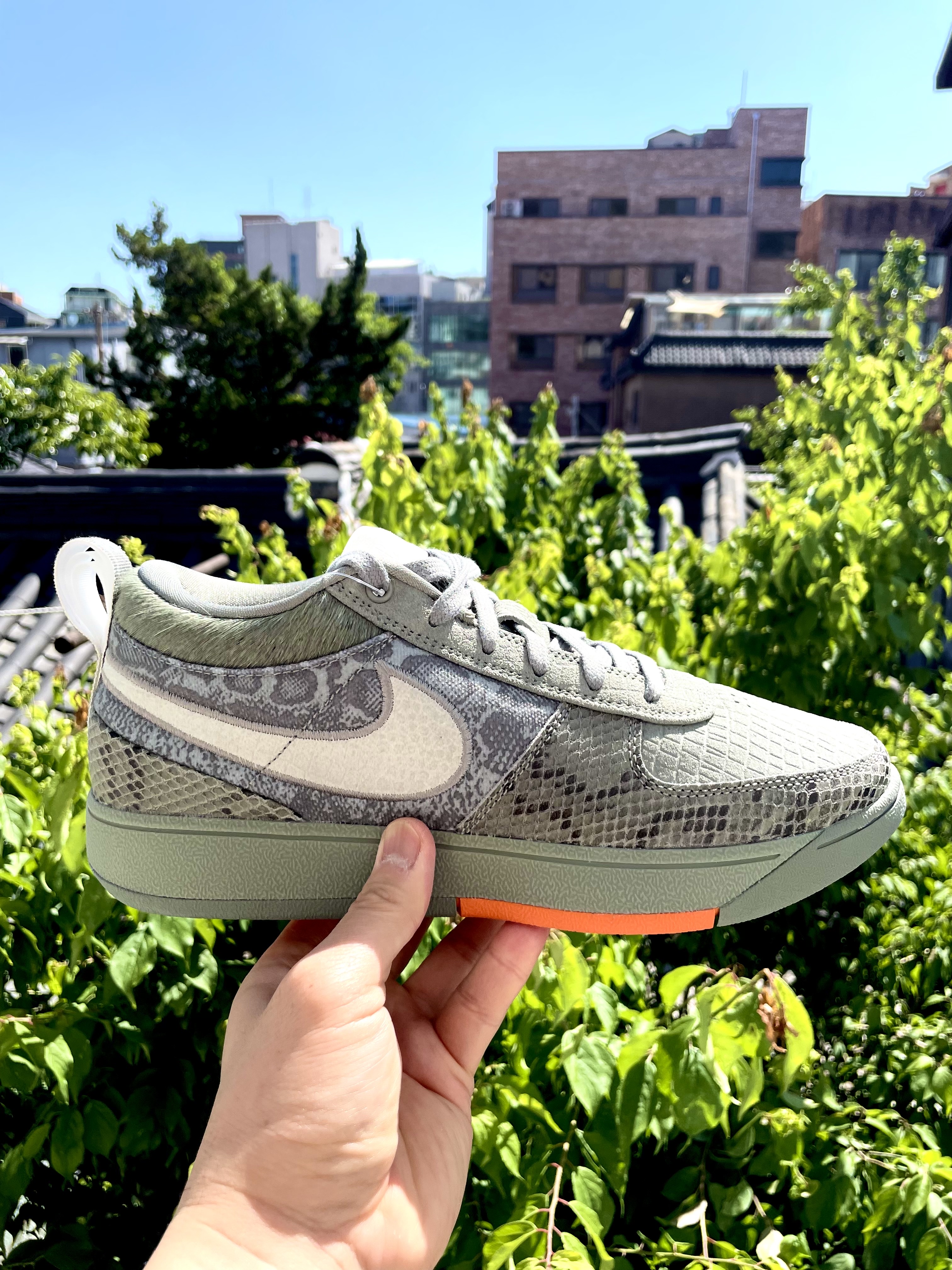 Nike Book 1 EP PRM Dark Stucco Clay Orange 착용 스타일