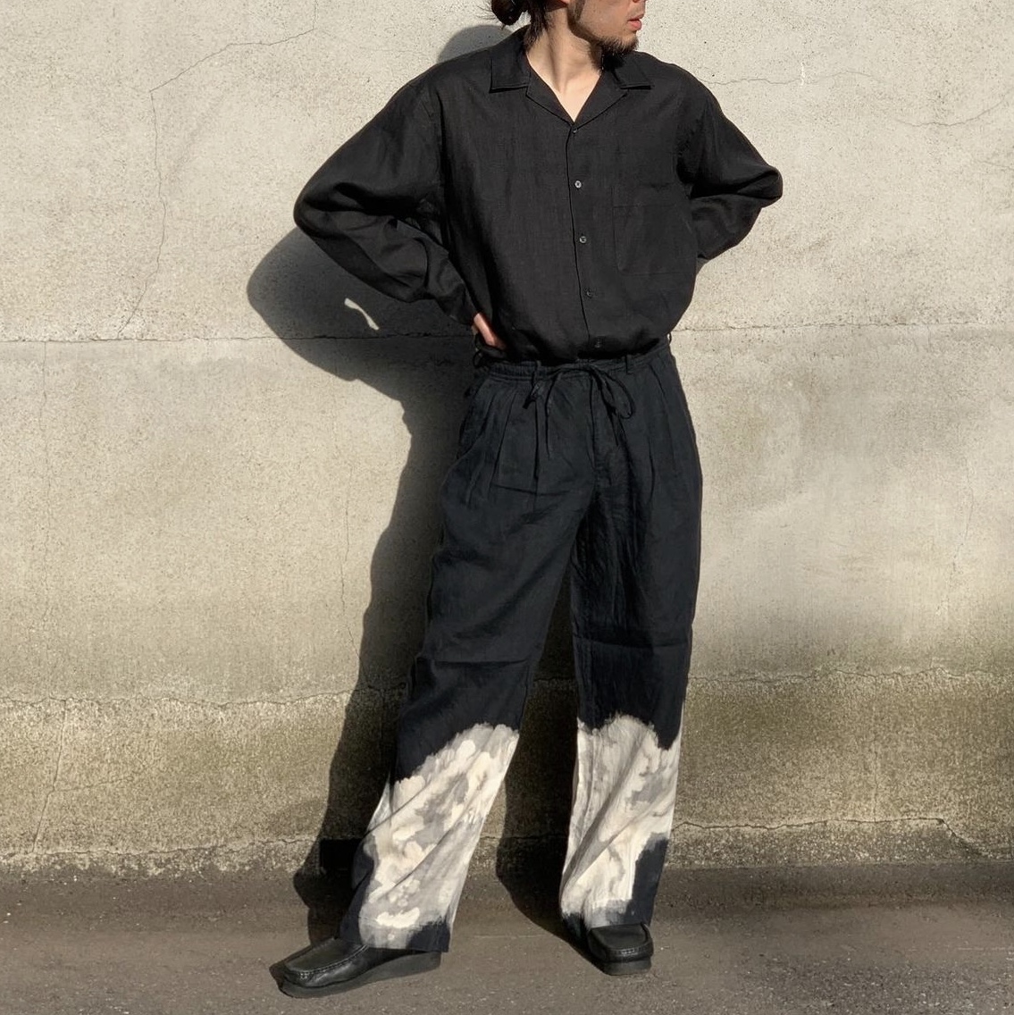 Markaware Triple Pleated Easy Trousers Cloudy Bleaching 착용 스타일 - 1