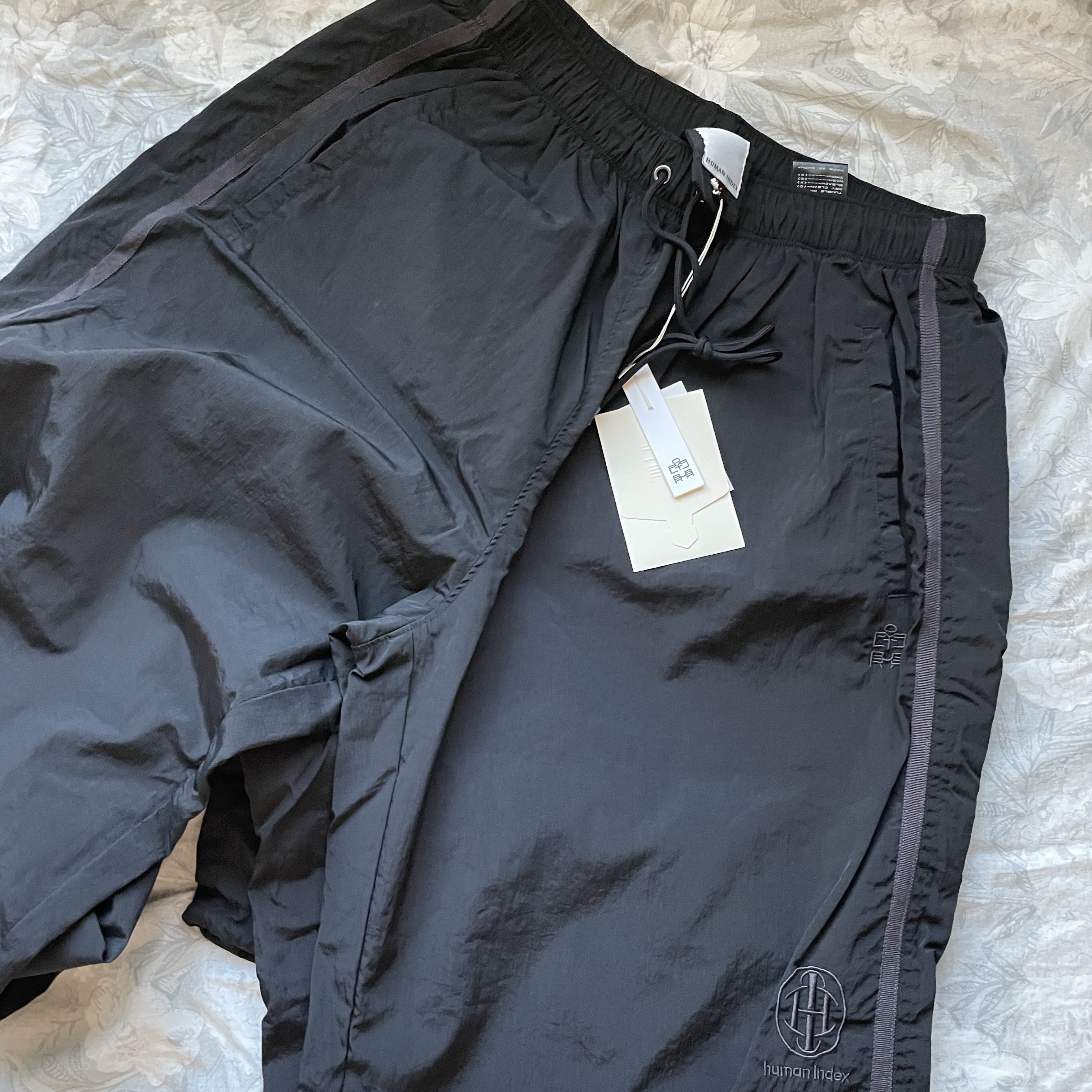 Polyteru Human Index Human Jumbo 1/2 T-Shirt Black, Polyteru Human Index Index Track Pants Black/Purple 착용 스타일 - 3