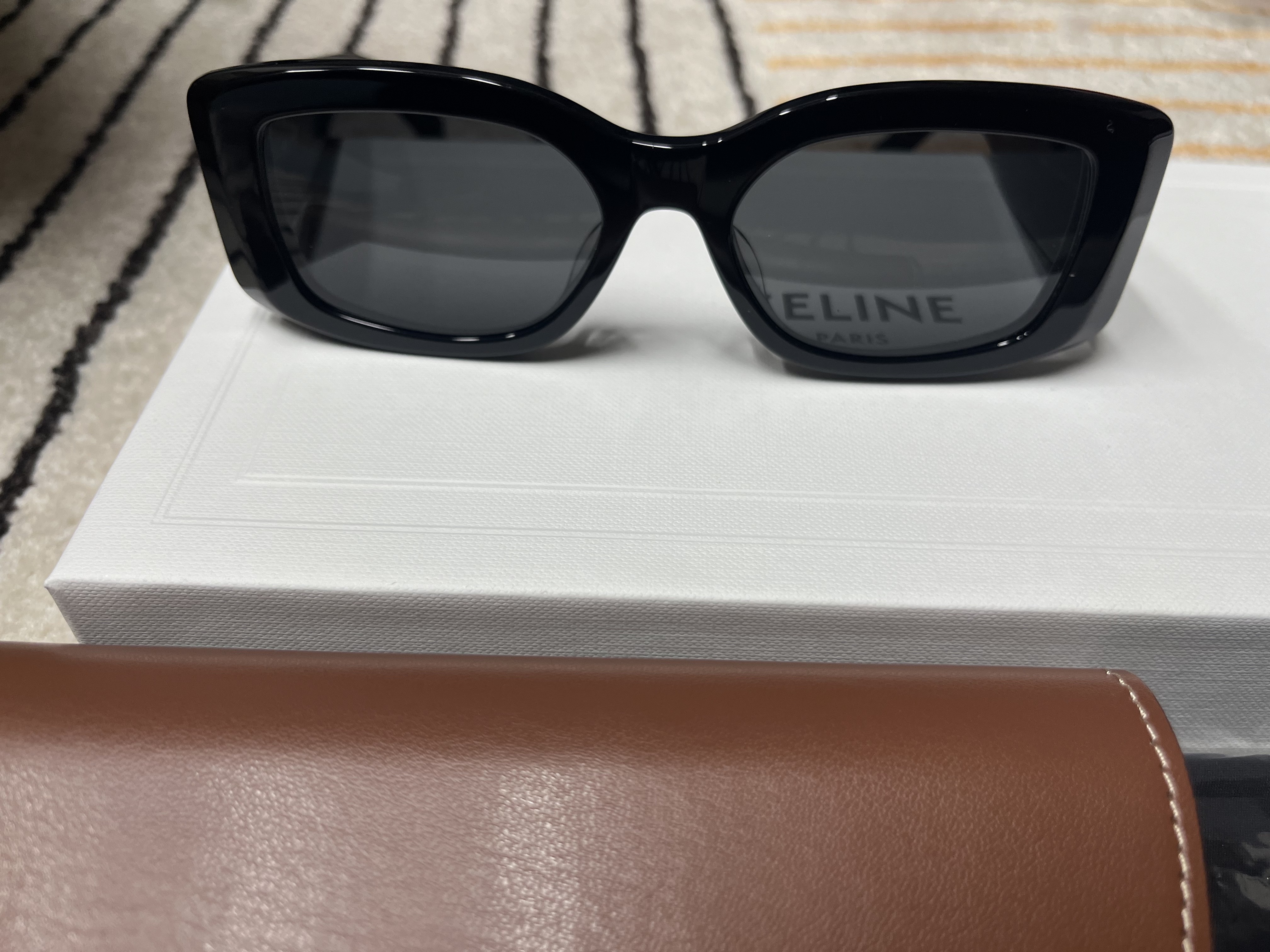 (W) Celine Triomphe XL 01 Sunglasses in Acetate Black 착용 스타일
