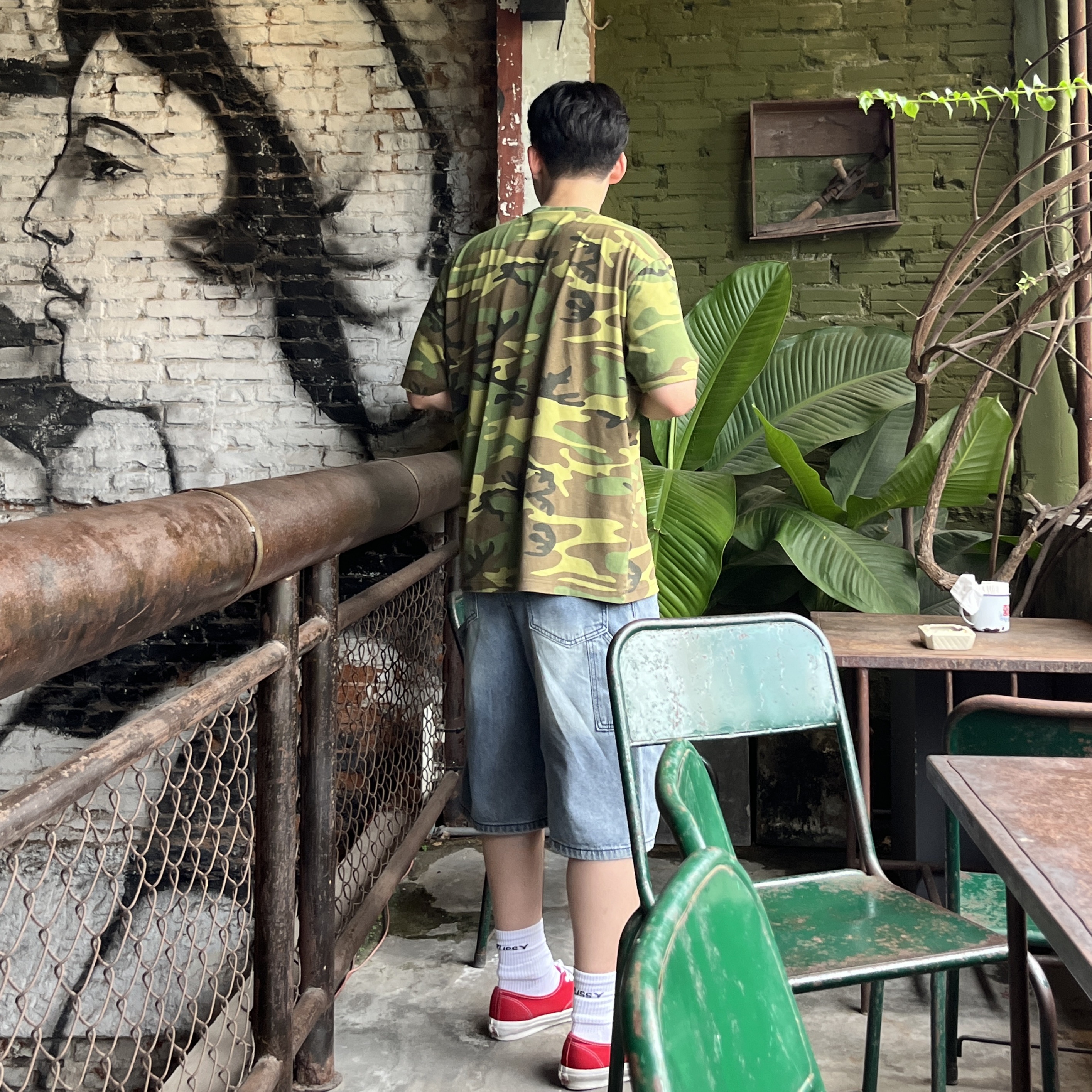 Stussy Stock Camo T-Shirt Camo White, Nike x Stussy NRG Crew Socks White Black 착용 스타일 - 2