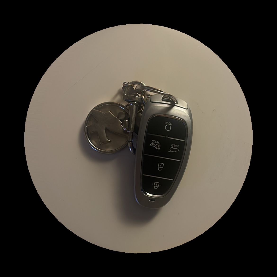 Stussy Surfman Keychain Silver 착용 스타일
