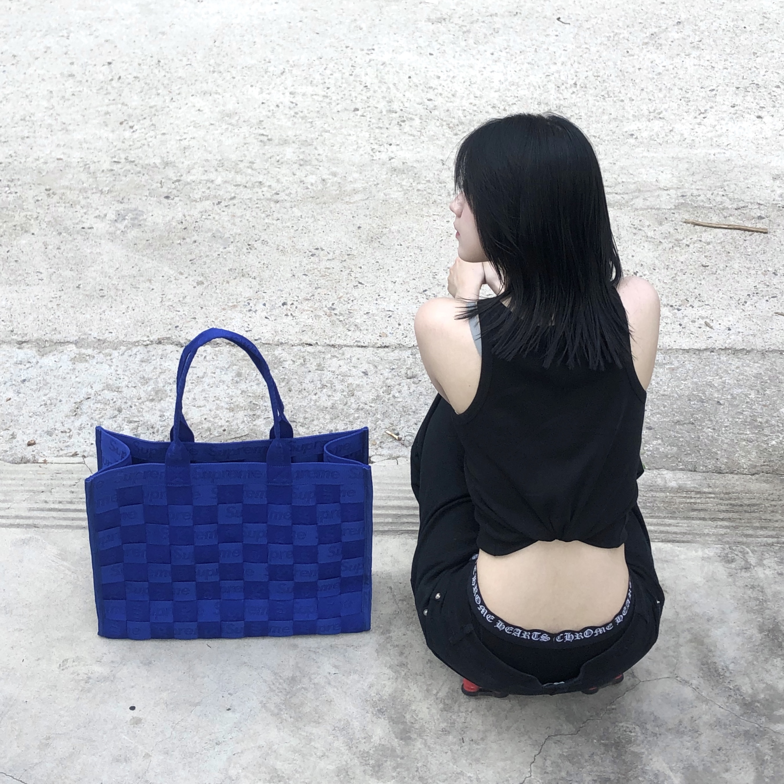 Supreme Woven Tote Royal - 24SS, Supreme Woven Tote Black - 24SS 착용 스타일