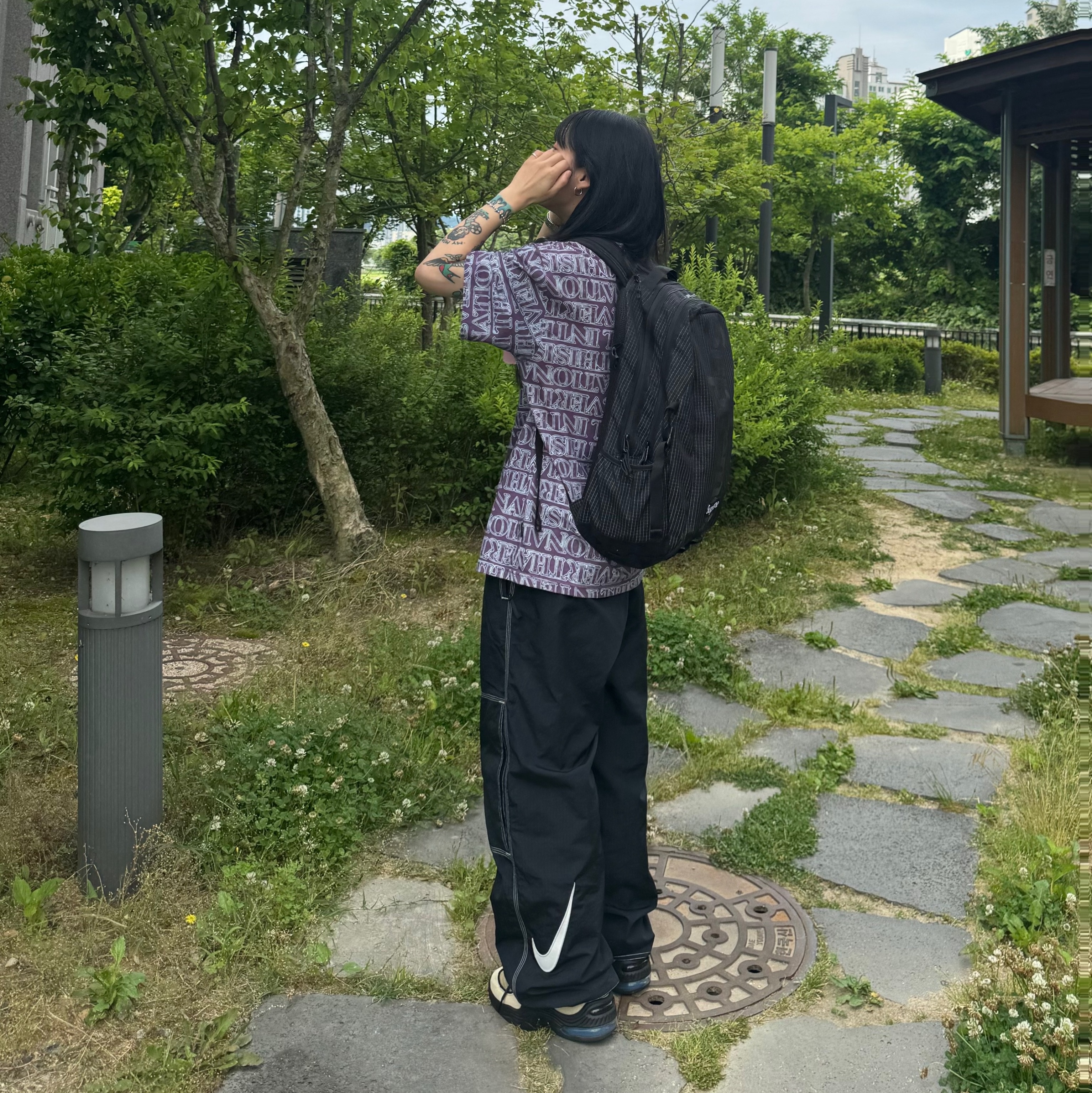 Supreme x Nike Ripstop Track Pants Black - 24SS, Supreme Backpack Black - 24SS 착용 스타일 - 1
