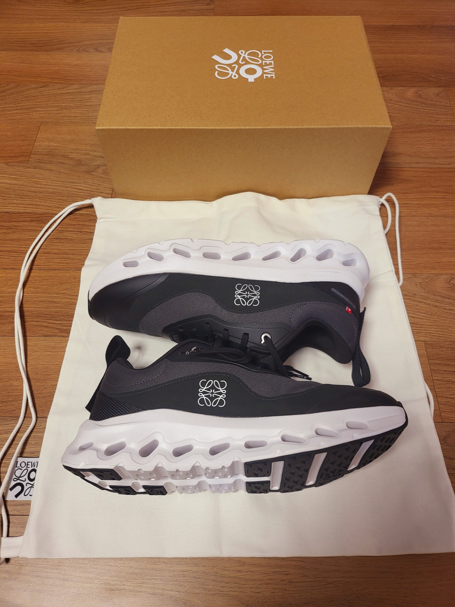 Loewe x On Running Cloudtilt 2.0 Black 착용 스타일 - 1