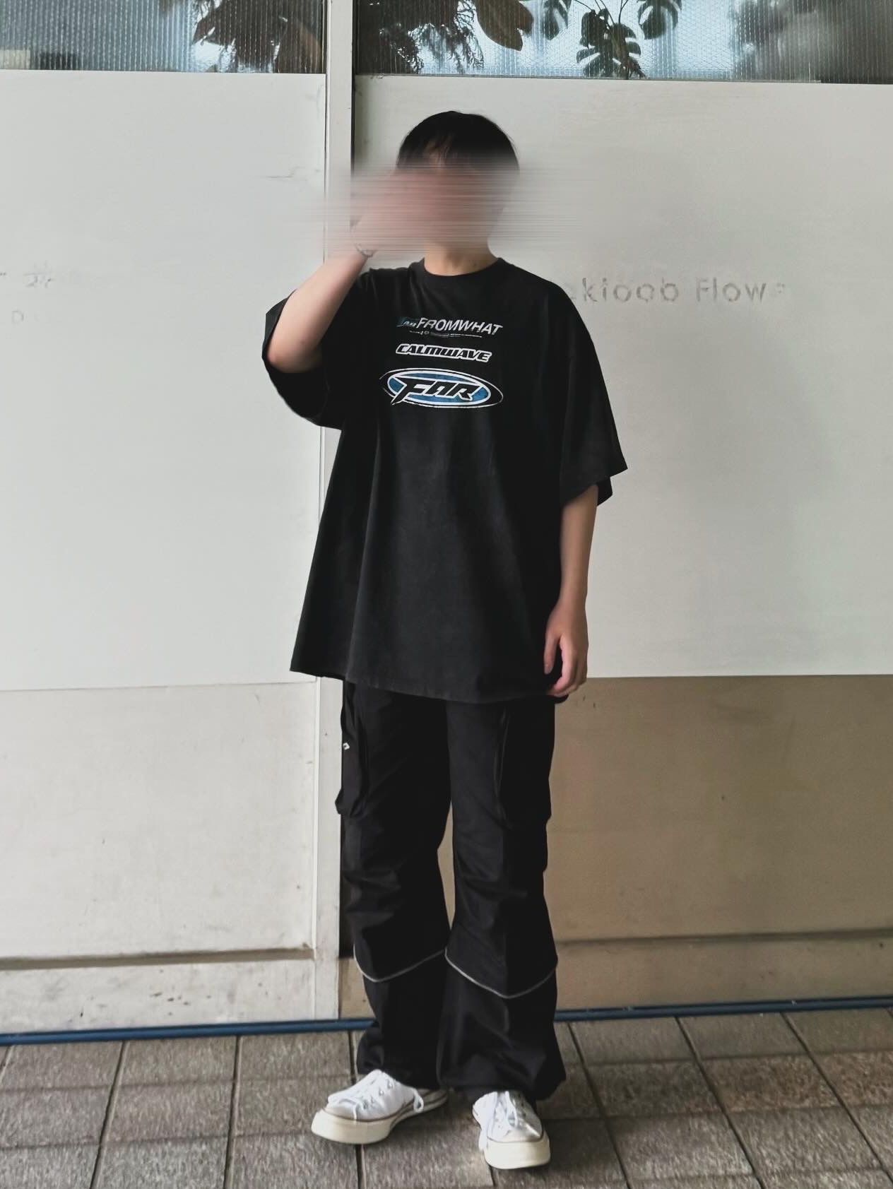 Farfromwhat Far Washed Logo T-Shirt Black, Farfromwhat Far Round Cargo Pants Black 착용 스타일 - 2