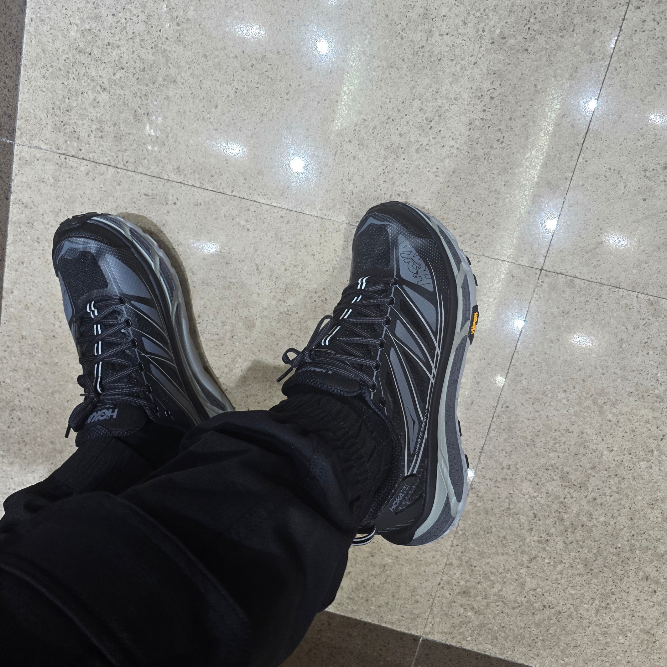 Hoka Mafate Speed 2 Black Castlerock 착용 스타일