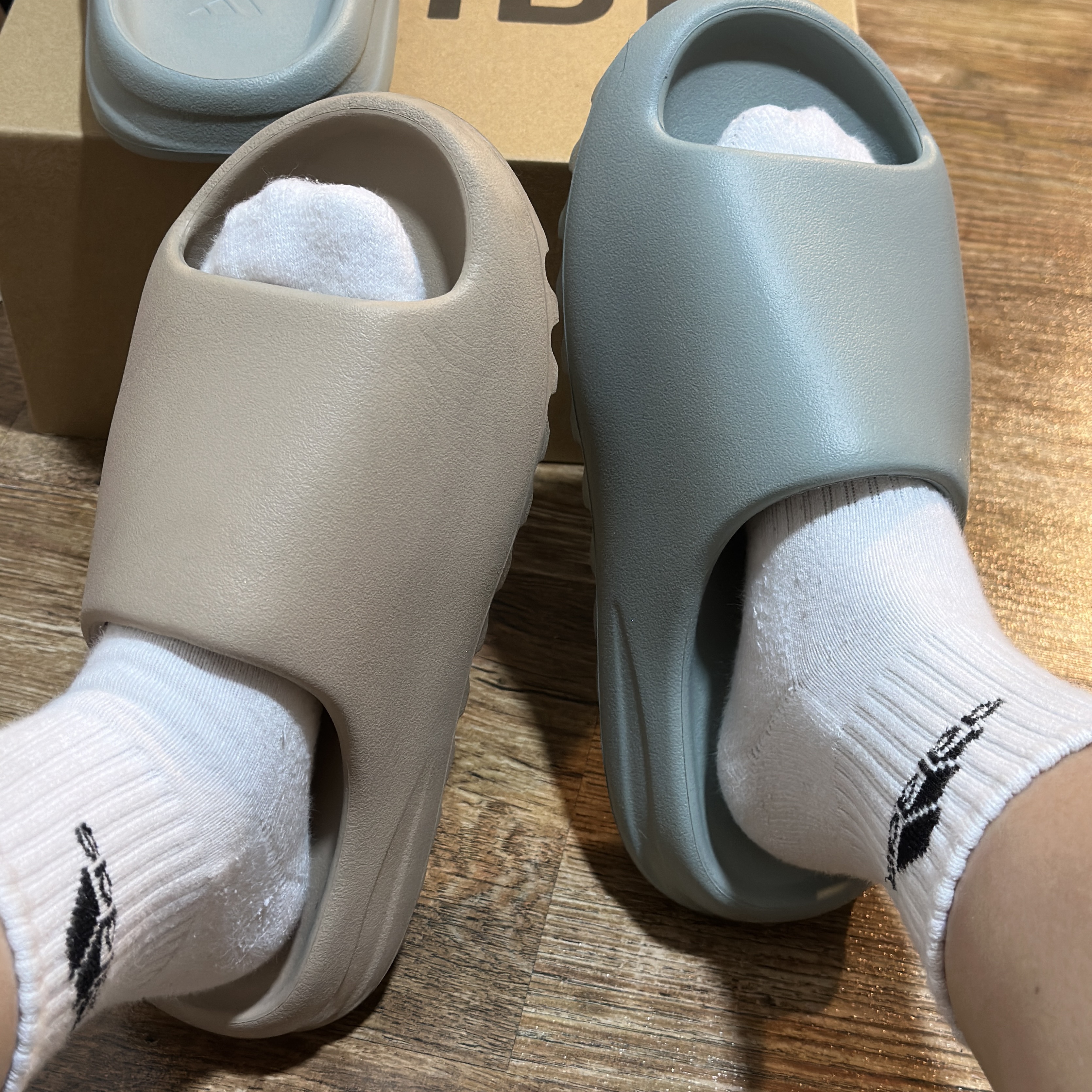 Adidas Yeezy Slide Salt 착용 스타일 - 2