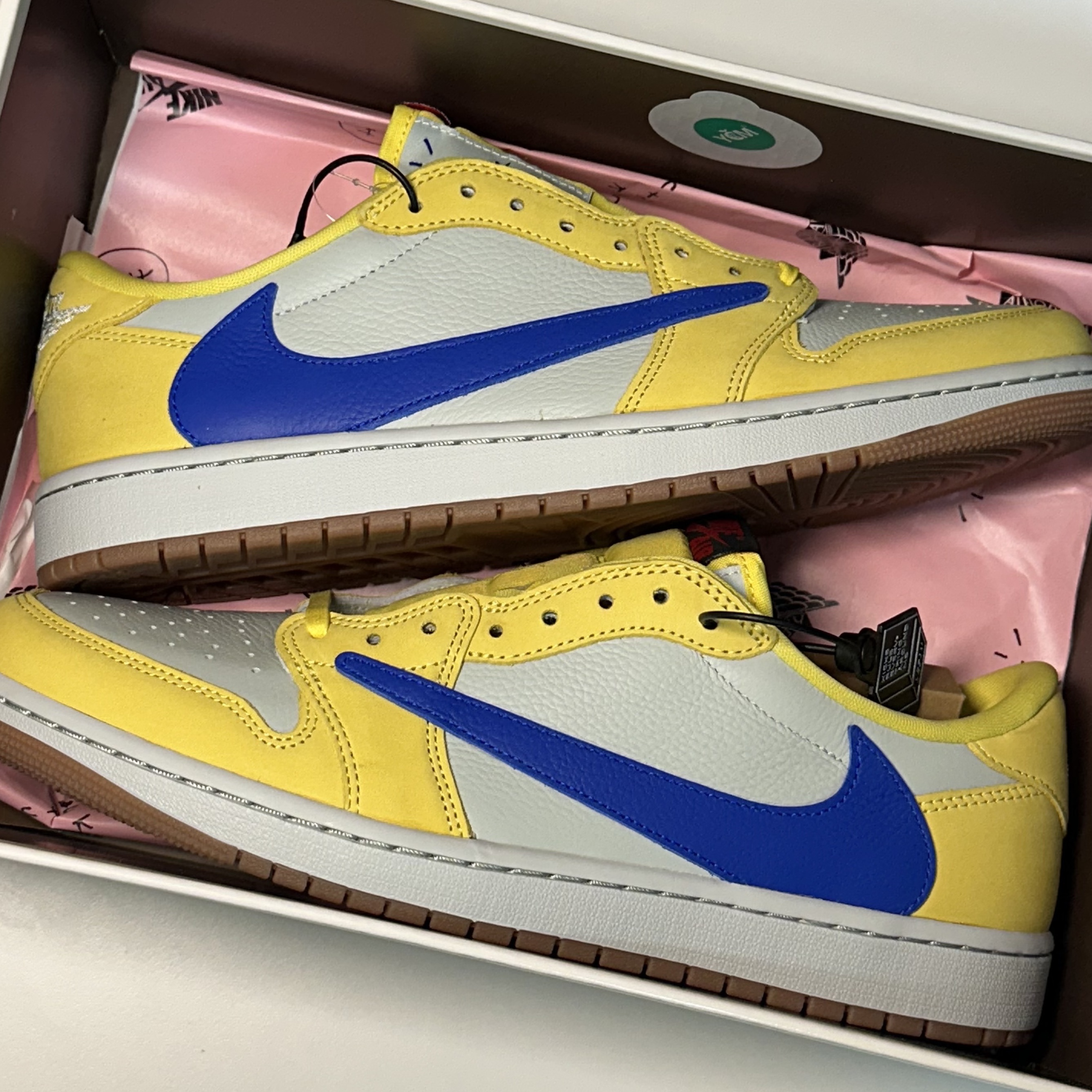 (W) Jordan 1 x Travis Scott Retro Low OG SP Canary 착용 스타일 - 2