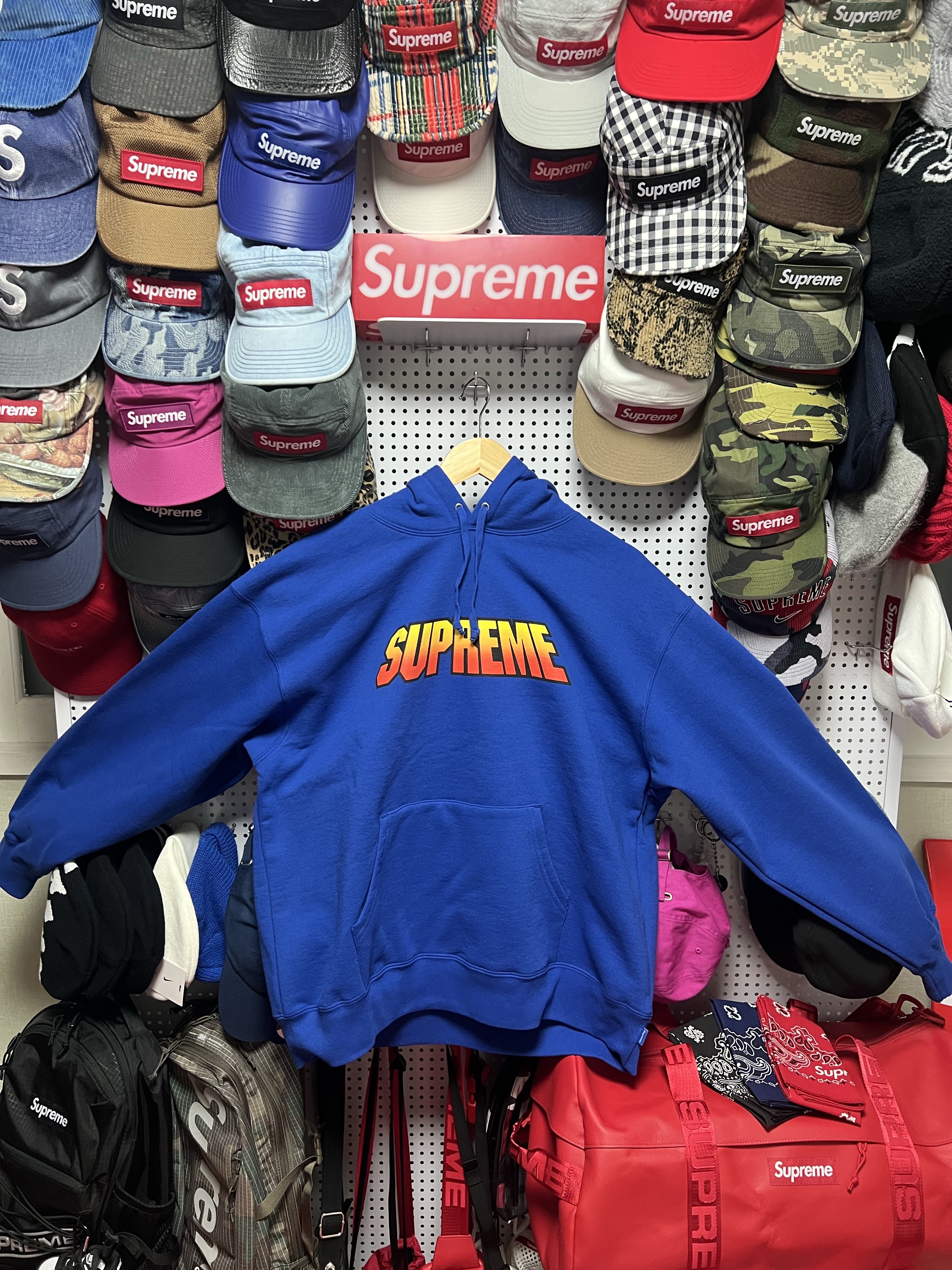 Supreme S/S Rugby Black - 24SS, Supreme Cracked Arc S/S Top Orange - 24SS 착용 스타일 - 5