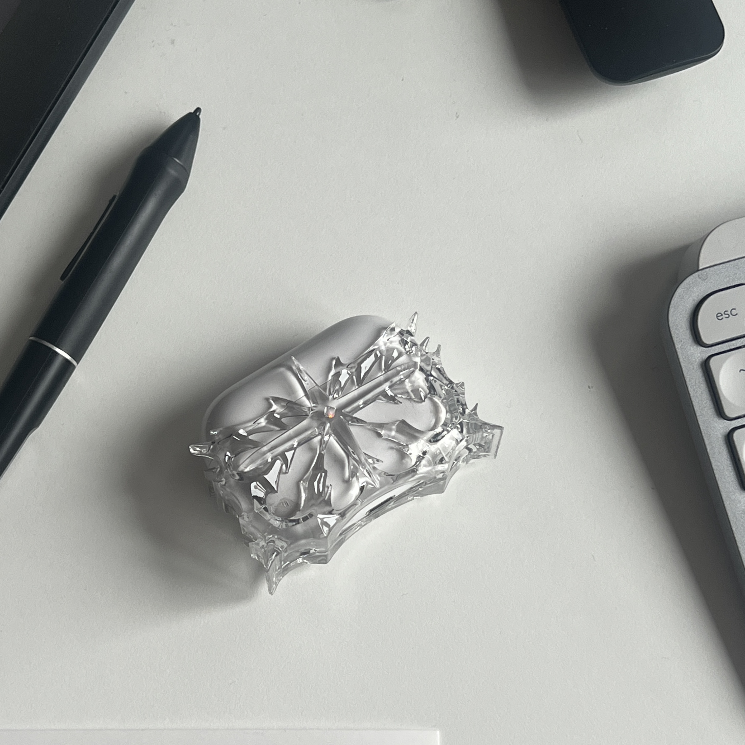 Test Artifact x Tilldawn Era Airpods Pro Case Leak Clear, Test Artifact x Tilldawn Era Airpods Pro Case Leak Black 착용 스타일 - 1